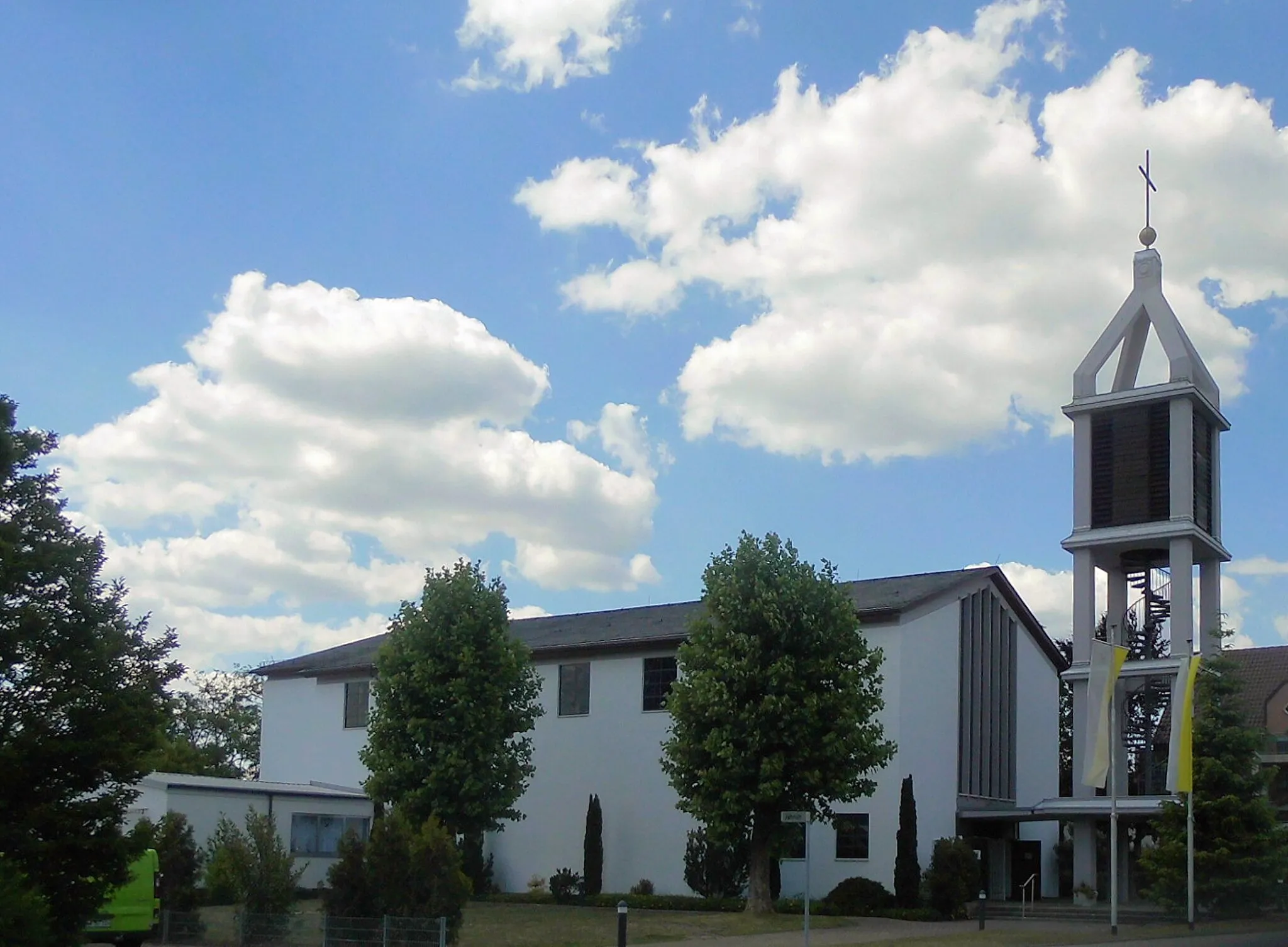 Photo showing: Kirche Maria Königin in Linkenheim, Gemeinde Linkenheim-Hochstetten, Deutschland