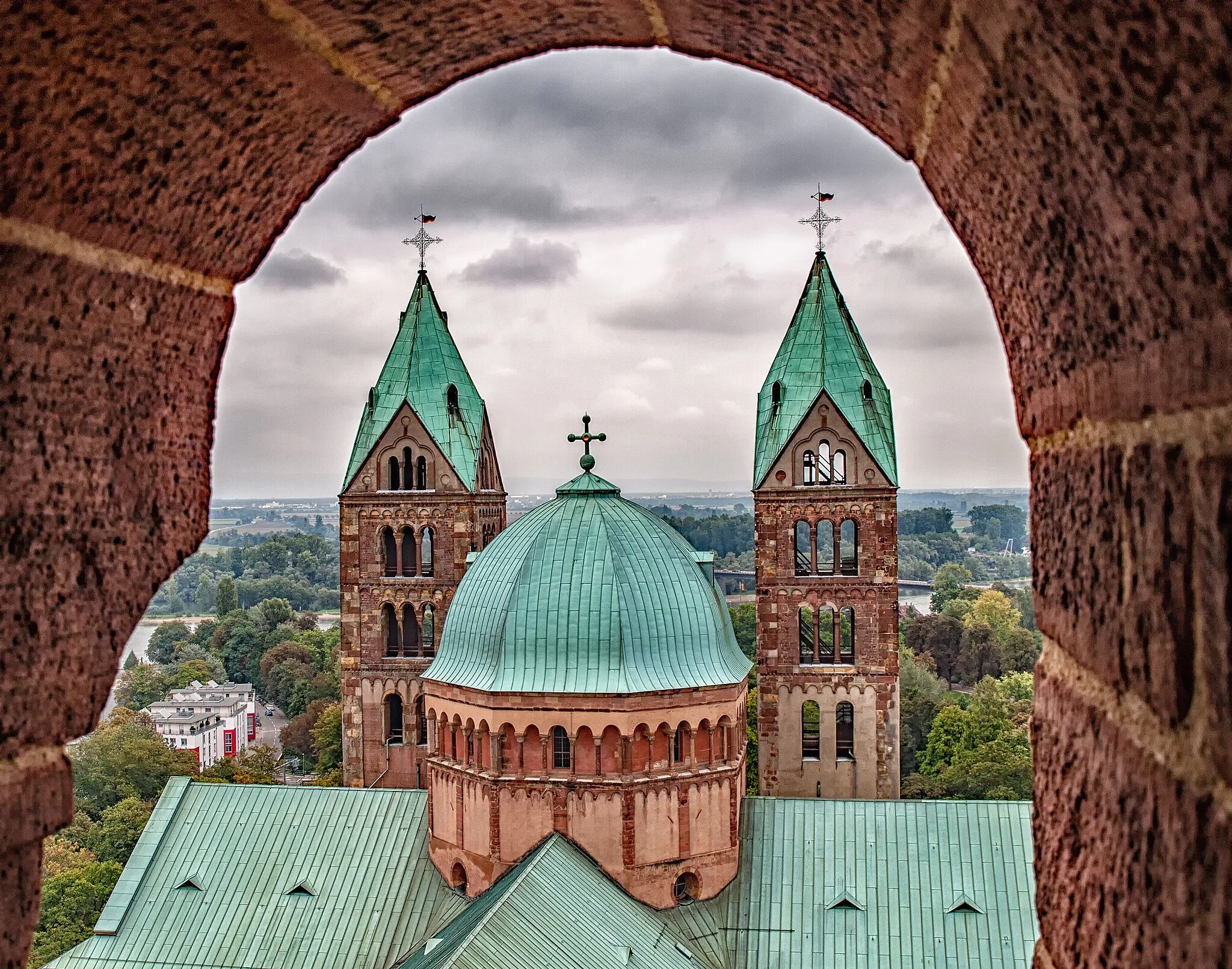 Photo showing: Speyer Cathedral - Look from the south west tower to the crossing dome and the east towers