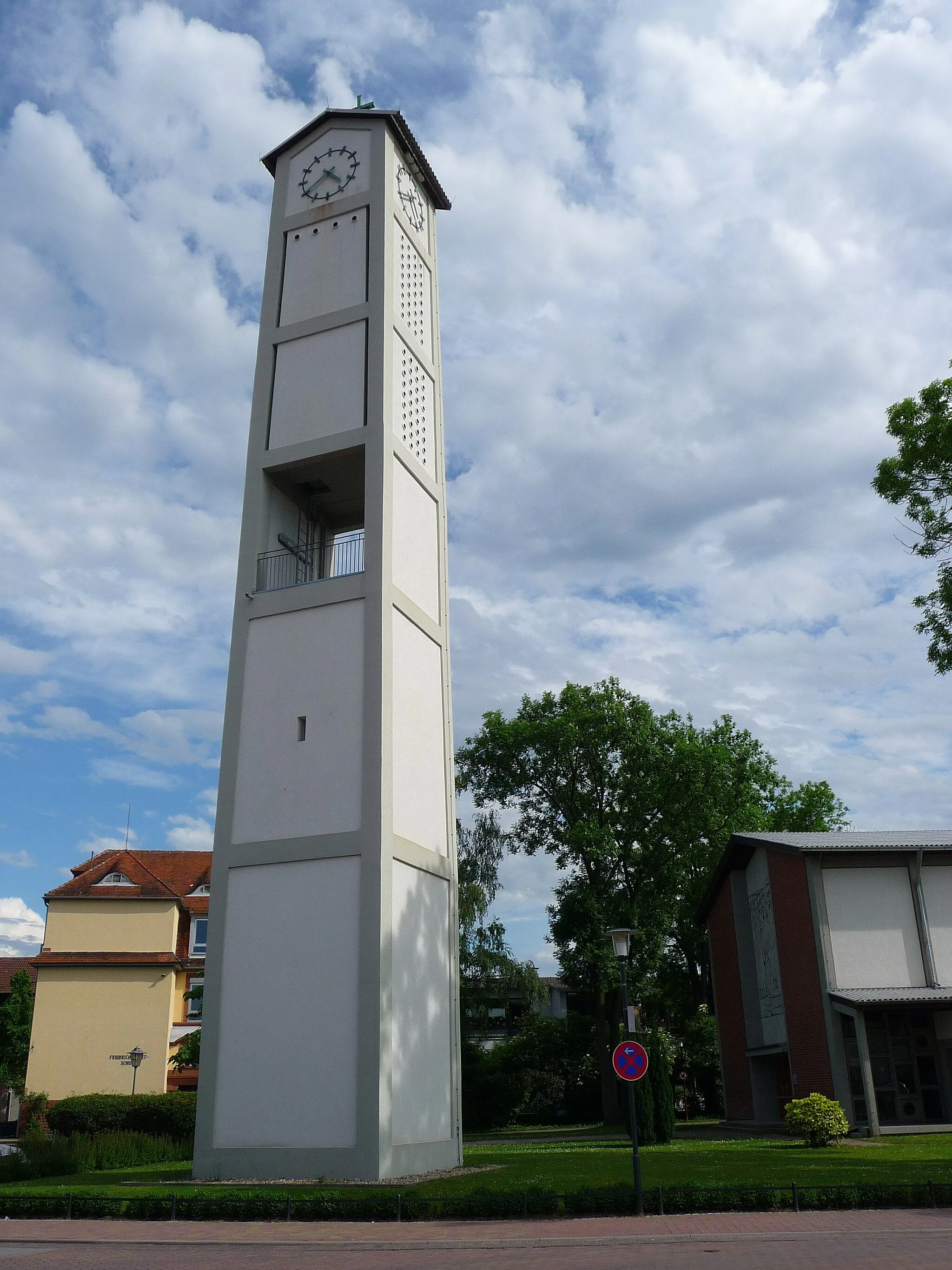 Photo showing: Freistehender Glockenturm und Teil des Kirchengebäudes der evangelischen Christuskirche in Oftersheim (Rhein-Neckar-Kreis, Deutschland), Kirche erbaut 1956/57, Höhe des Kirchturms: 29 Meter