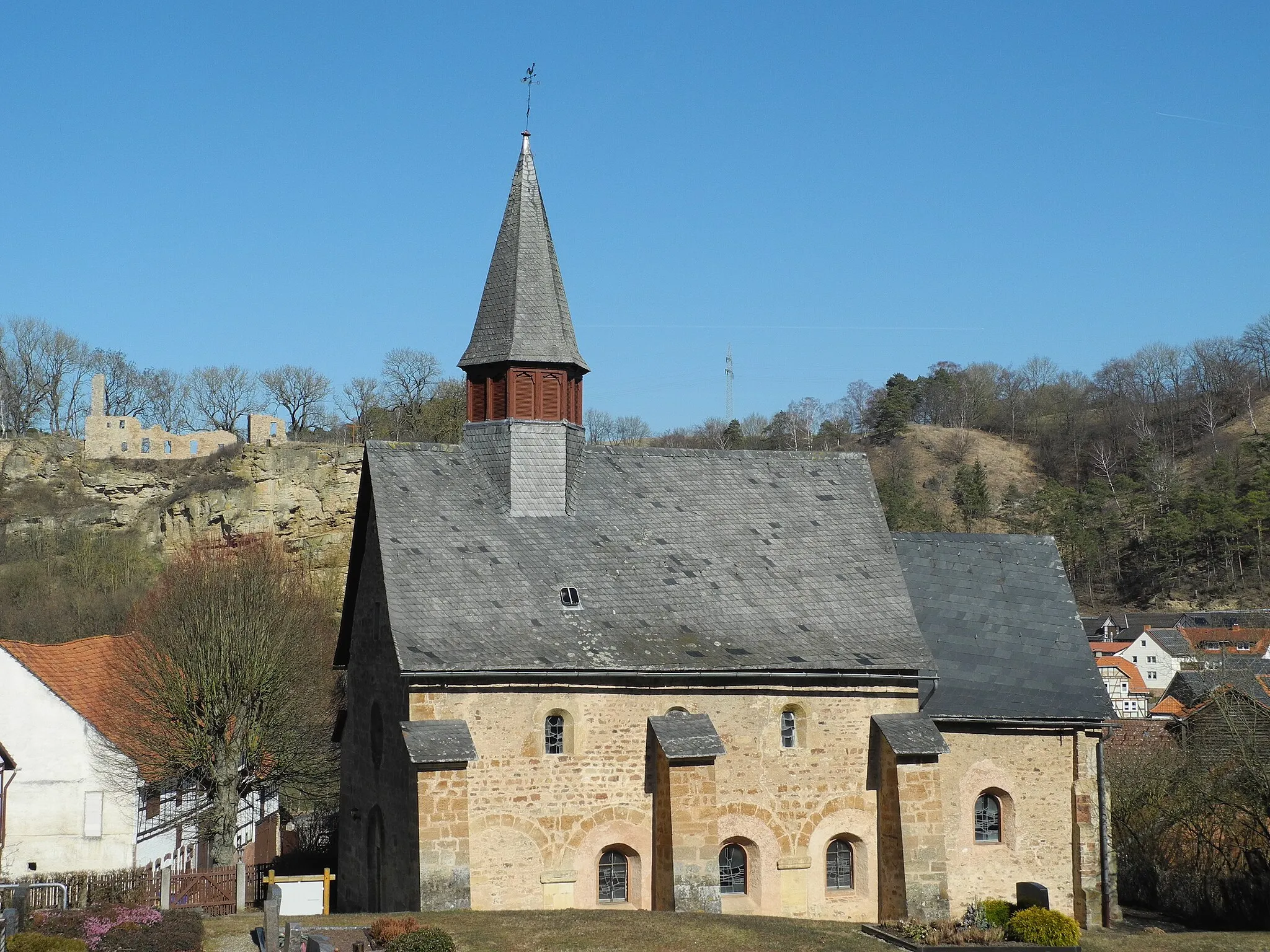 Photo showing: Die romanische Kirche in Ober-Werbe, im Landkreis Waldeck-Frankenberg, Hessen, Deutschland.
Die ehemals dreischiffige Basilika gilt als die Klosterkirche des ehemaligen Klosters Werbe.