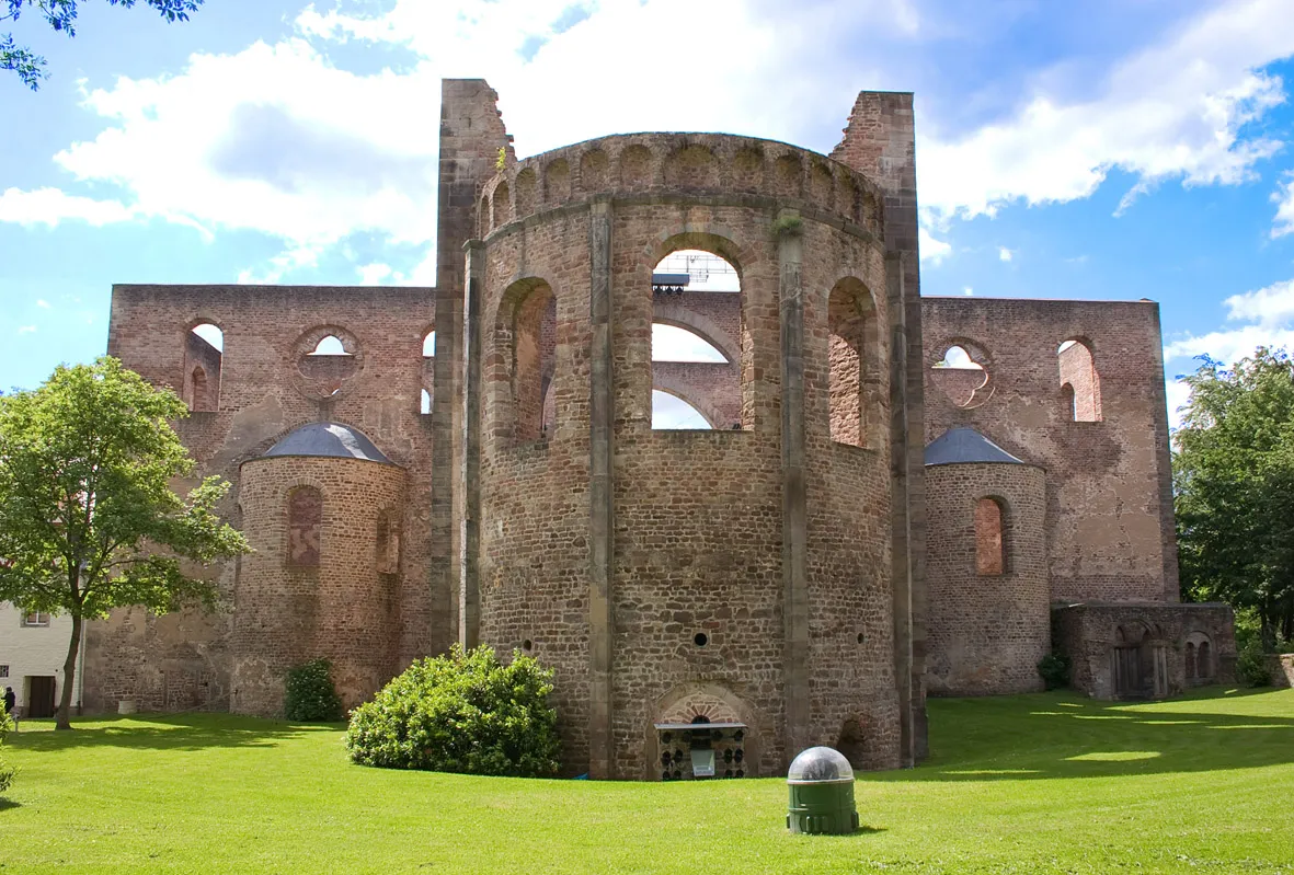 Photo showing: Stiftsruine in Bad Hersfeld, Deutschland
Die Stiftsruine in Bad Hersfeld ist die Ruine der Stiftskirche der ehemaligen Abtei Hersfeld in Bad Hersfeld. Sie gilt als die größte romanische Basilika nördlich der Alpen und ist heute die größte romanische Kirchenruine der Welt.