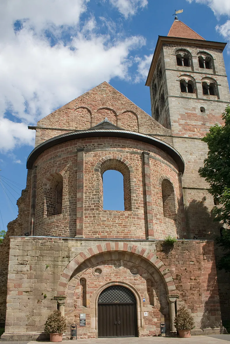 Photo showing: Westwerk der Stiftsruine in Bad Hersfeld, Deutschland
Die Stiftsruine in Bad Hersfeld ist die Ruine der Stiftskirche der ehemaligen Abtei Hersfeld in Bad Hersfeld. Sie gilt als die größte romanische Basilika nördlich der Alpen und ist heute die größte romanische Kirchenruine der Welt.