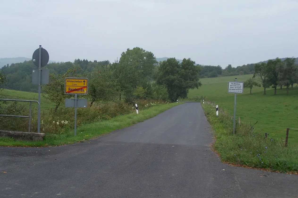 Photo showing: Am westlichen Ortsrand von Reinhards, der südwestlichsten Ortschaft der ehemaligen DDR.