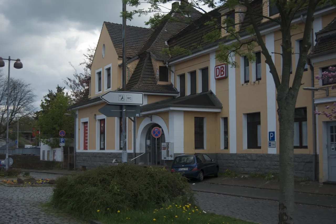 Photo showing: Bahnhof Treysa, Schwalmstadt, Hessen, Deutschland. Ansicht vom Busbahnhof aus.