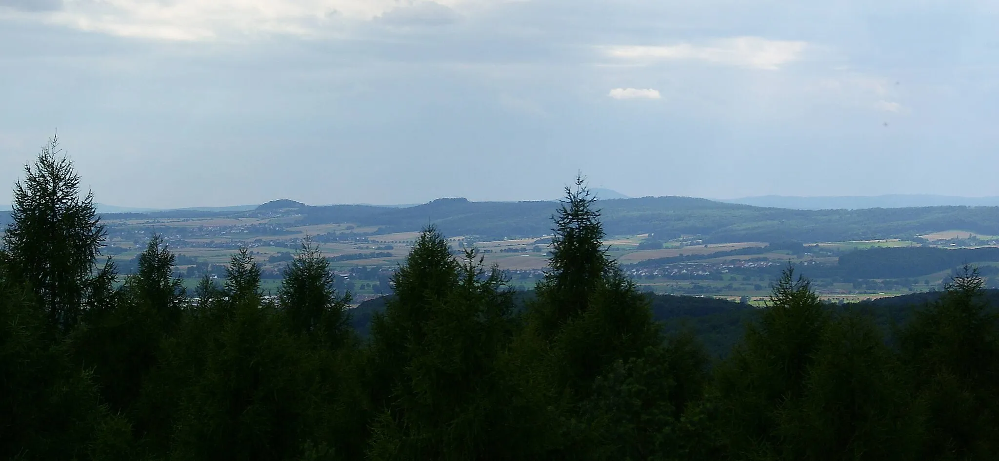 Photo showing: Blick vom 380m hohen Burgholz (Gilserberger Höhen) auf die südlichen Lahnberge mit Frauenberg (370m, halblinks), Stempel (365m, Mitte) und Lichtem Küppel (368m, halbrechts) sowie zum dahinter liegenden Dünsberg (498m), rechts der Mitte) und anderen Erhebungen des Gladenbacher Berglandes (rechts))