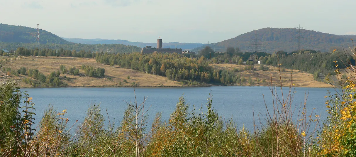 Photo showing: Gombether See; im Hintergrund Reste des ehemaligen Kraftwerks Borken und die Schwalmpforte