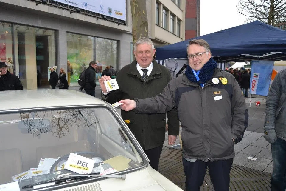 Photo showing: Christian Haardt und Karl-Josef Laumann am Stand der CDU Bochum beim OPEL Solidaritätsfest am 3 März 2013.