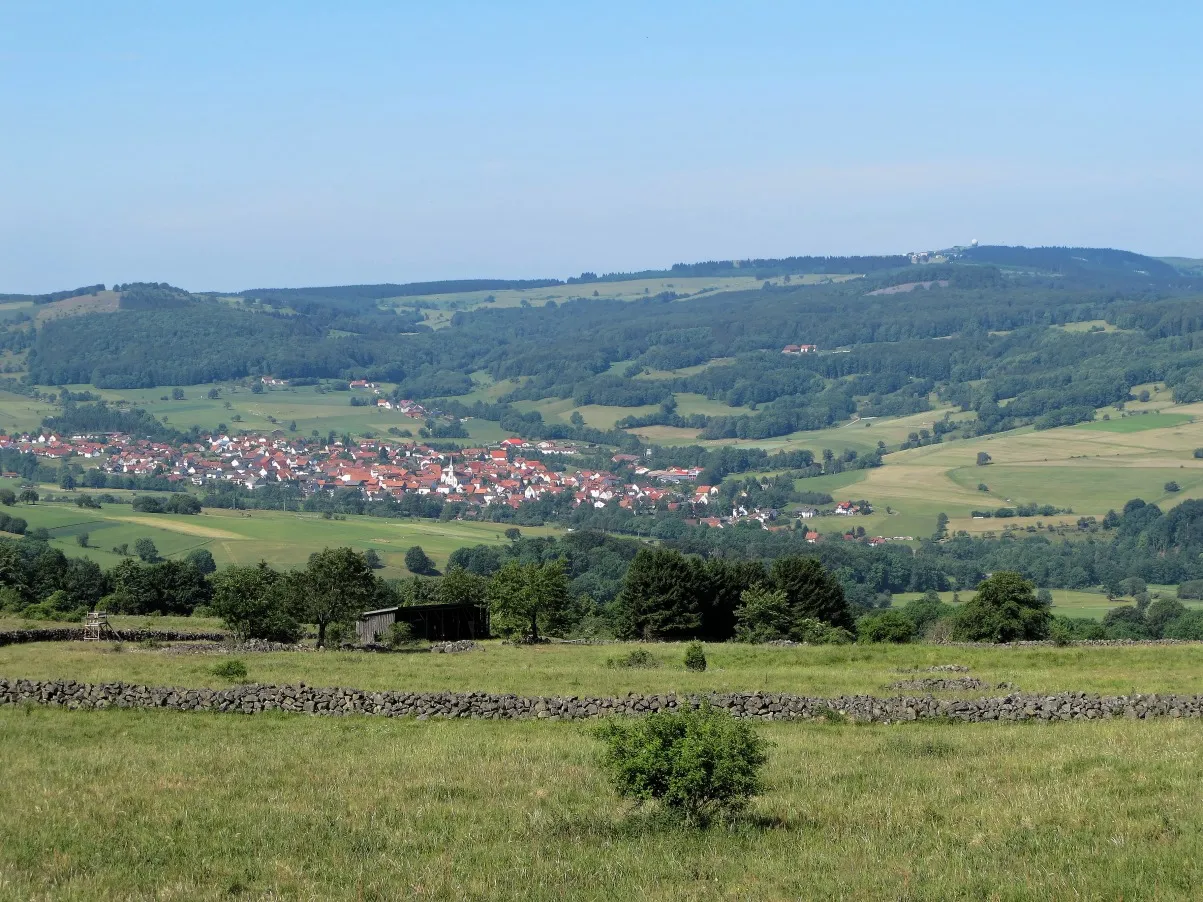 Photo showing: Village Wüstensachsen, View from East with Mountain "Wasserkuppe"