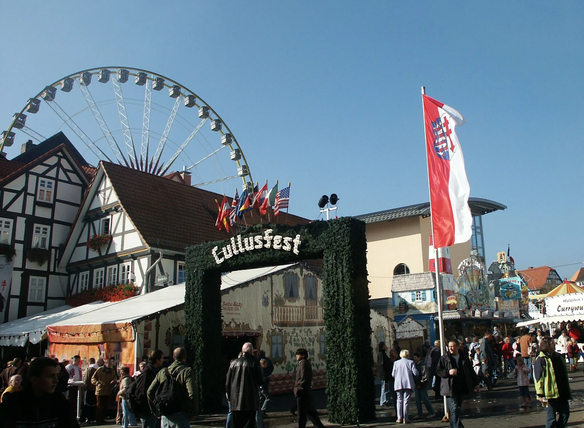Photo showing: Eingang neben dem „Fierche“ zum Lullusfest, im Hintergrund ein 56 Meter hohes Riesenrad