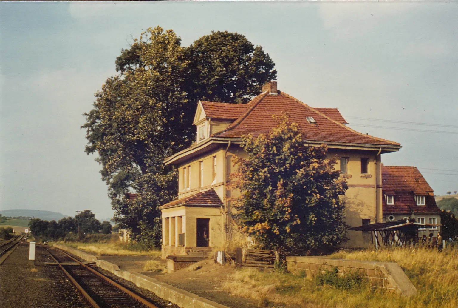 Photo showing: Bahnhof Halsdorf vor der Streckenstilllegung