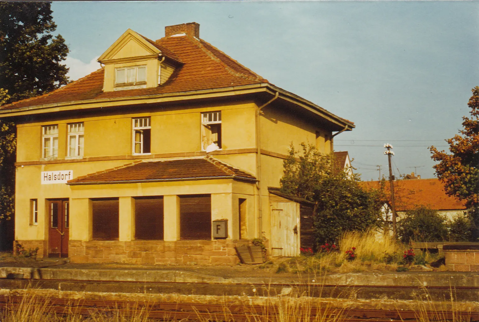 Photo showing: Westansicht Bahnhof Halsdorf vor der Streckenstilllegung
