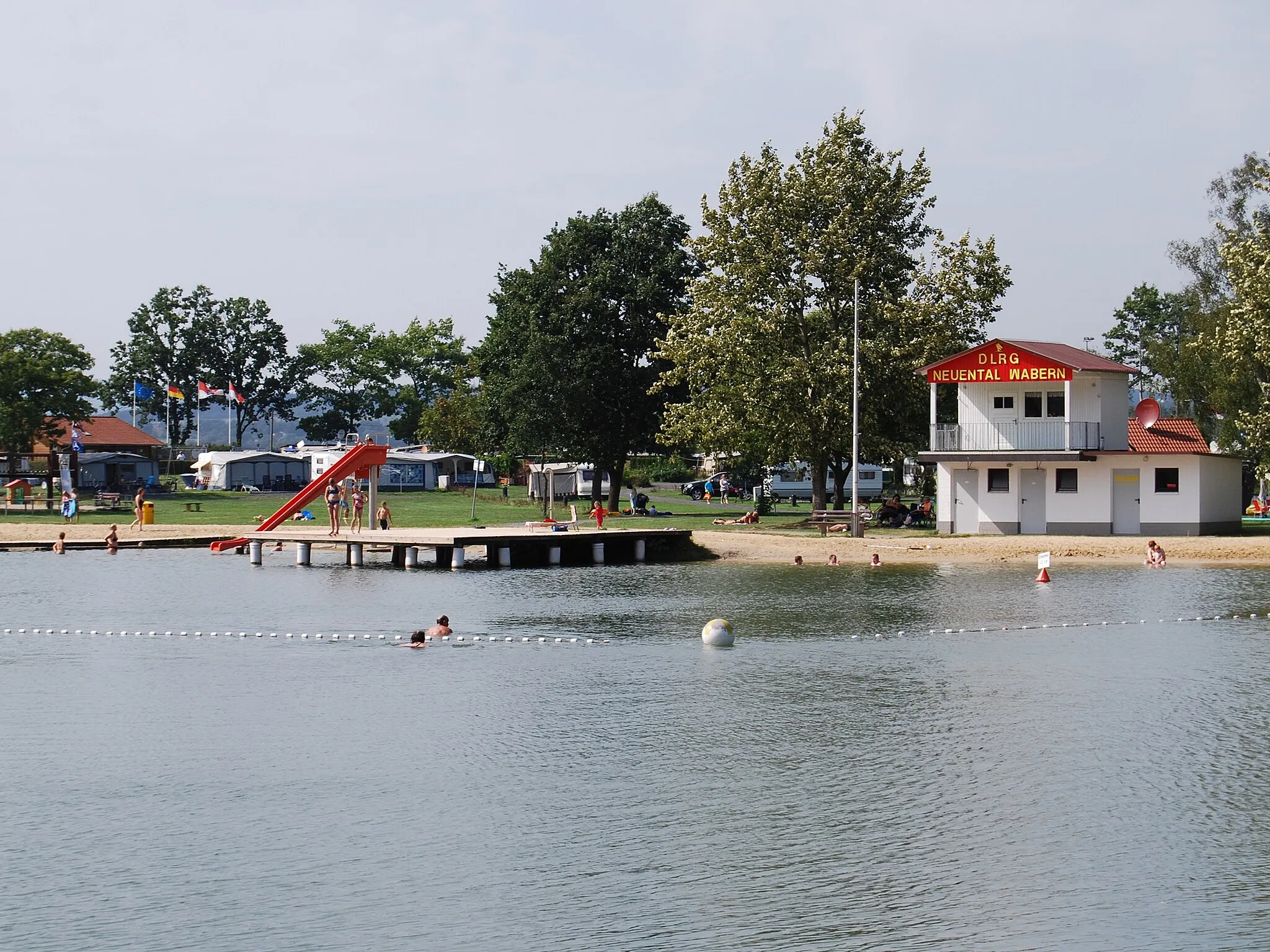 Photo showing: Badestrand mit DLRG Station am Neuenhainer See (Gemeinde Neuental)