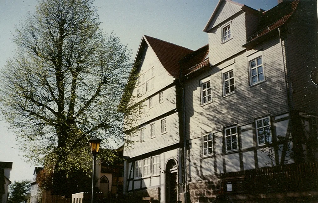 Photo showing: Ehemaliger Burgsitz derer von Baumbach heute Jugendgästehaus der Selbständigen-Lutherischen Kirche (SELK)
selbst fotografiert
Dr. Klaus Lambrecht

Mai 2004