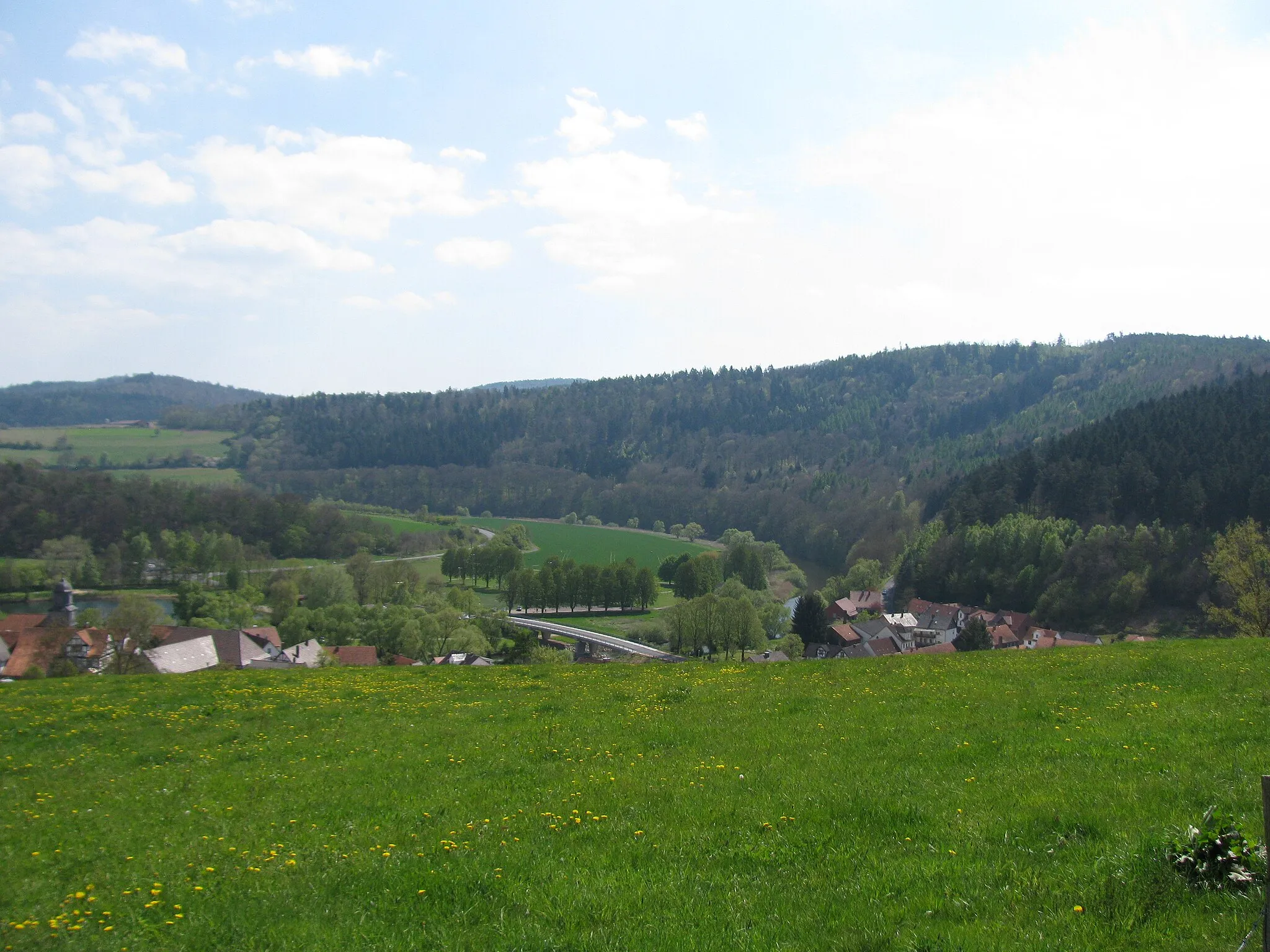 Photo showing: Blick von der Südostseite des Fährberg über Beiseförth hinweg auf eine Schleife der Fulda, die Freiflächen in der Fuldaniederung gehören zum Landschaftsschutzgebiet Auenverbund Fulda