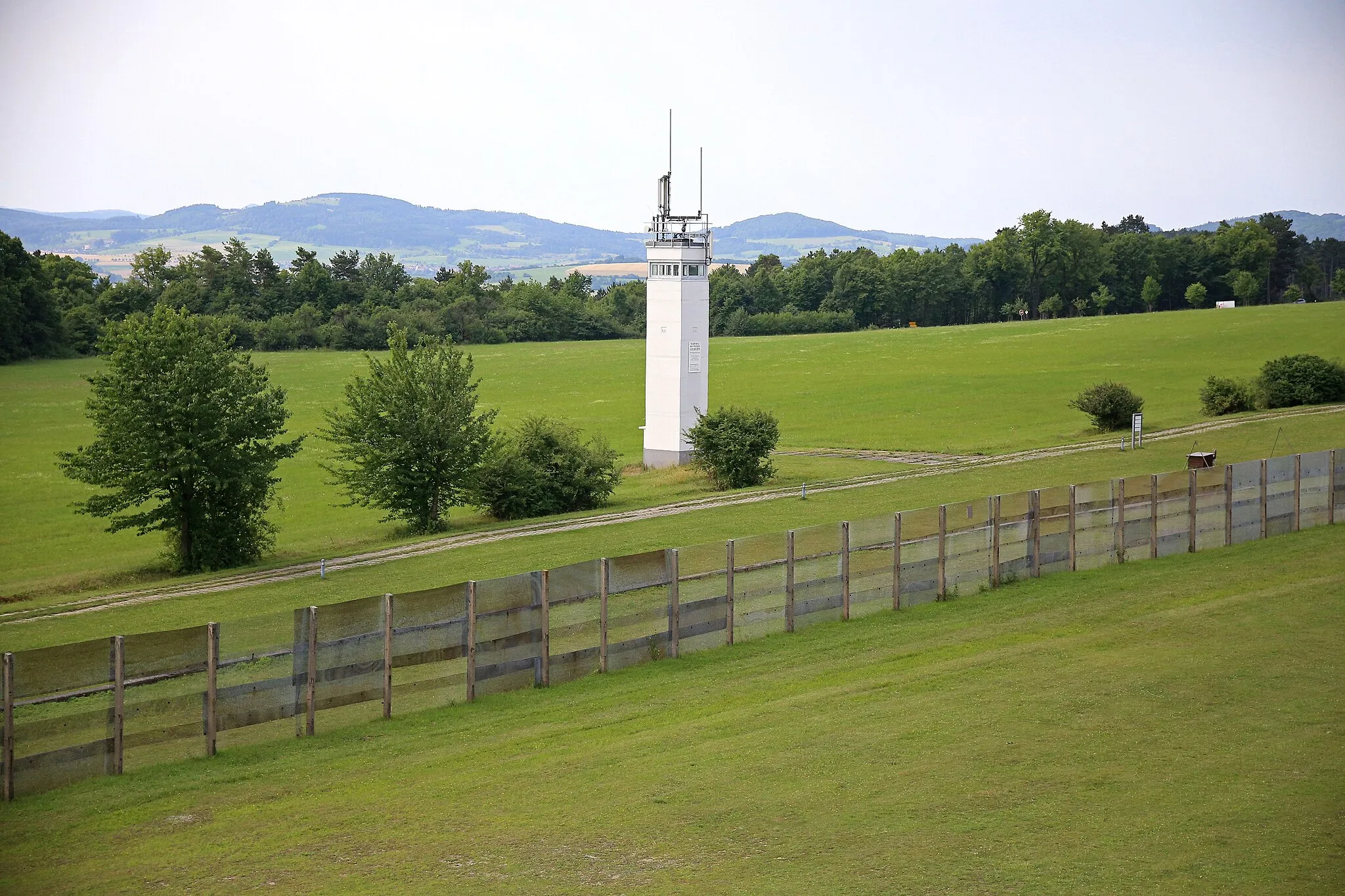 Photo showing: Vom amerikanischen Wachturm aus sind die DDR-Grenzanlagen und das Hinterland bis nach Thüringen hinein zu überblicken.