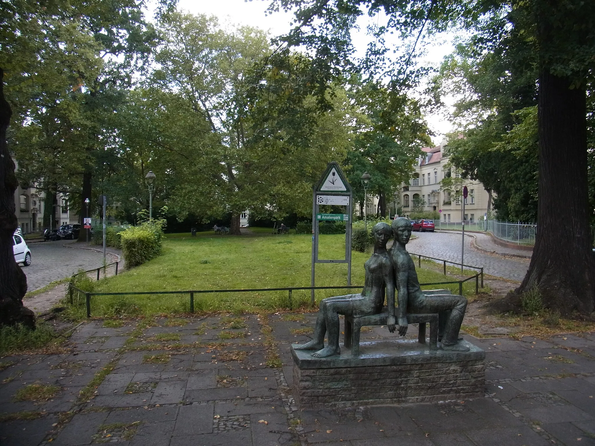 Photo showing: Grünanlage und Vorgärten 1896–97 von Otto March, 1976–77 Umgestaltung der Grünanlage, Amalienpark 1–8, Berlin-Pankow