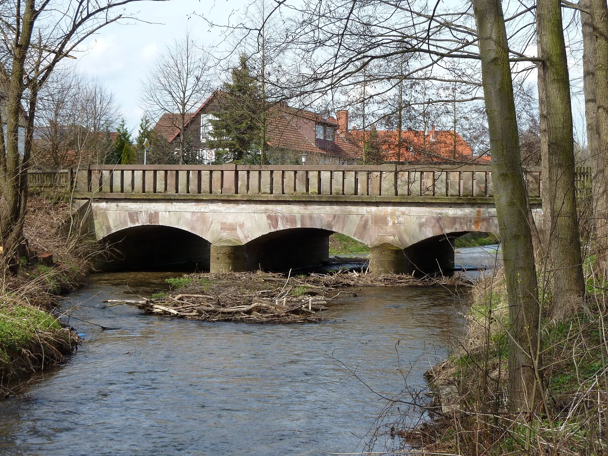 Photo showing: Sandsteinbogenbrücke der Dramfelder Straße (L564) über die Dranme in Obernjesa, erbaut Mitte des 19. Jahrhunderts