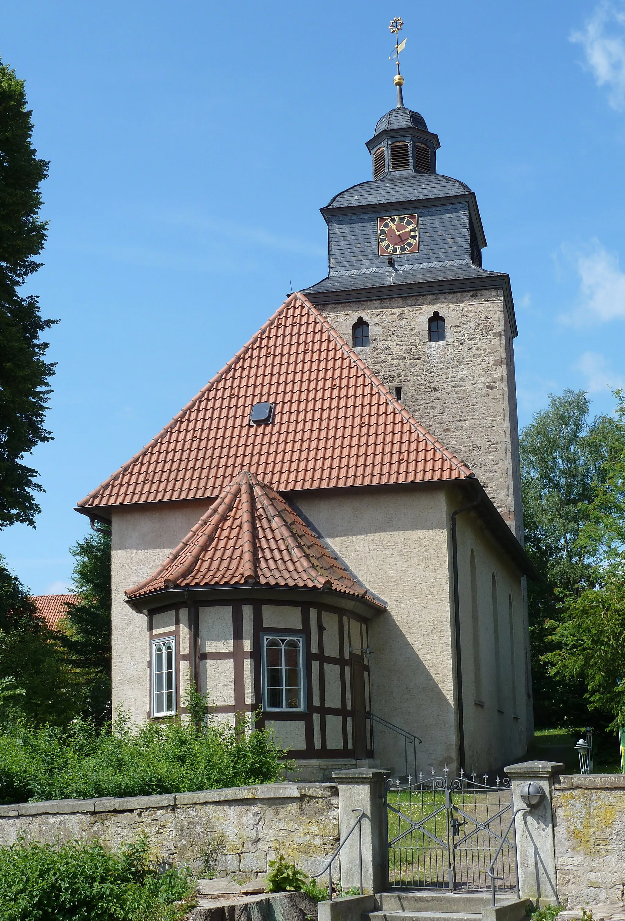 Photo showing: Ev.-luth. Kirche St. Marien in Obernjesa, Gemeinde Rosdorf, Niedersachsen. Erstamls 1284 schriftlich erwähnt, Kirchturm im Kern mittelalterlich. (Baudenkmale in Niedersachsen 5.2 gibt fälschlich Johannes-Patrozinium an)