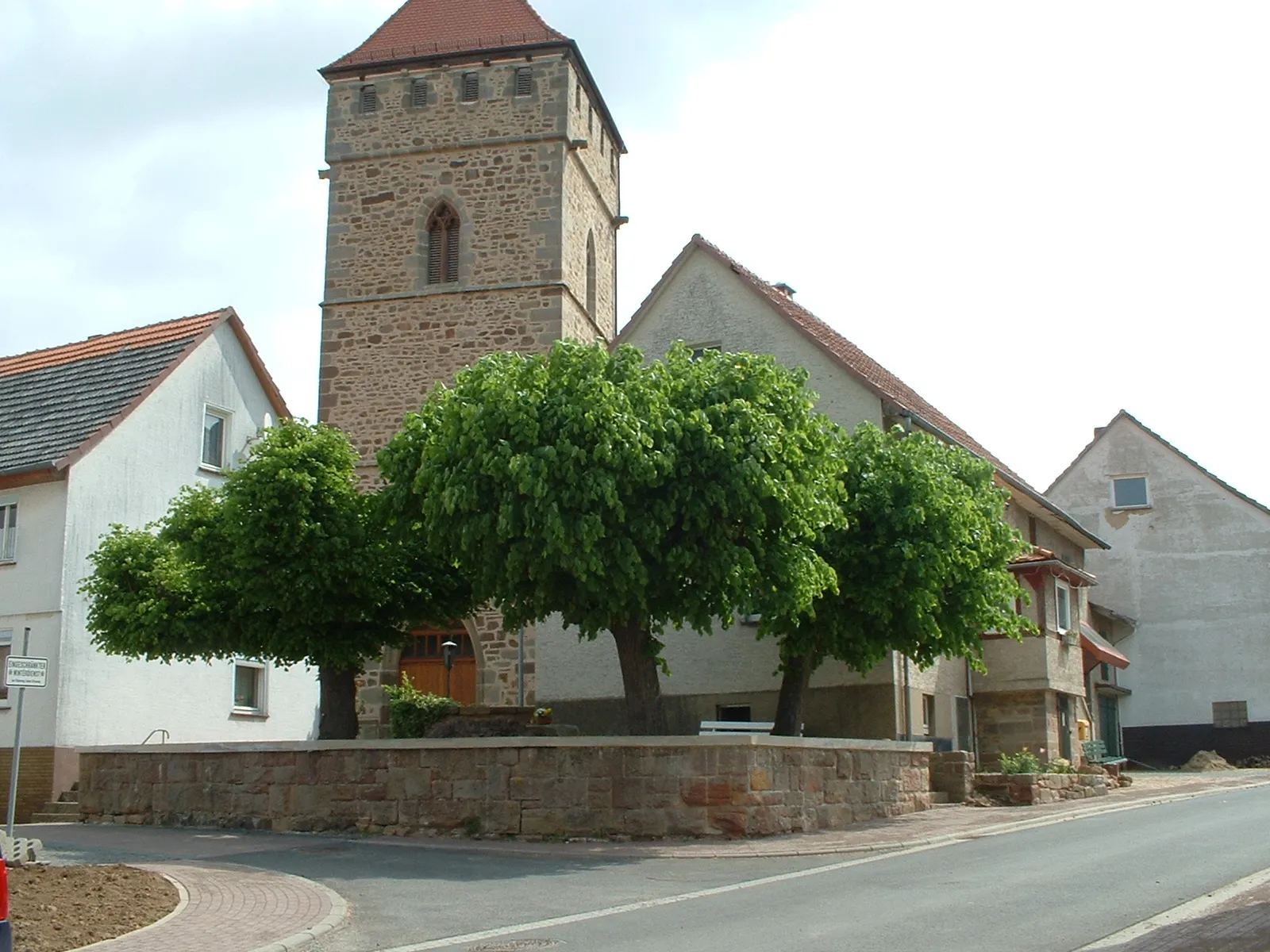 Photo showing: Geleitete Linden in Malsfeld-Dagobertshausen