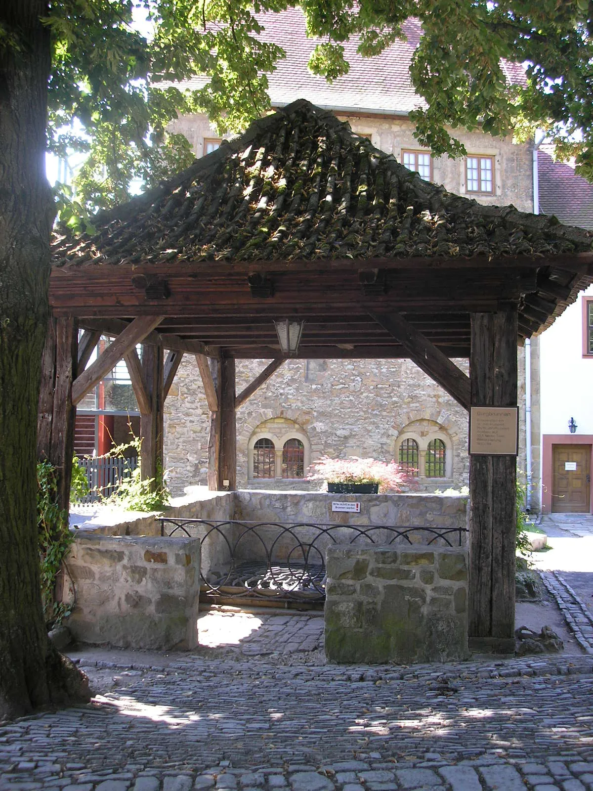 Photo showing: Der Brunnen auf der Burg in Creuzburg (Thüringen).