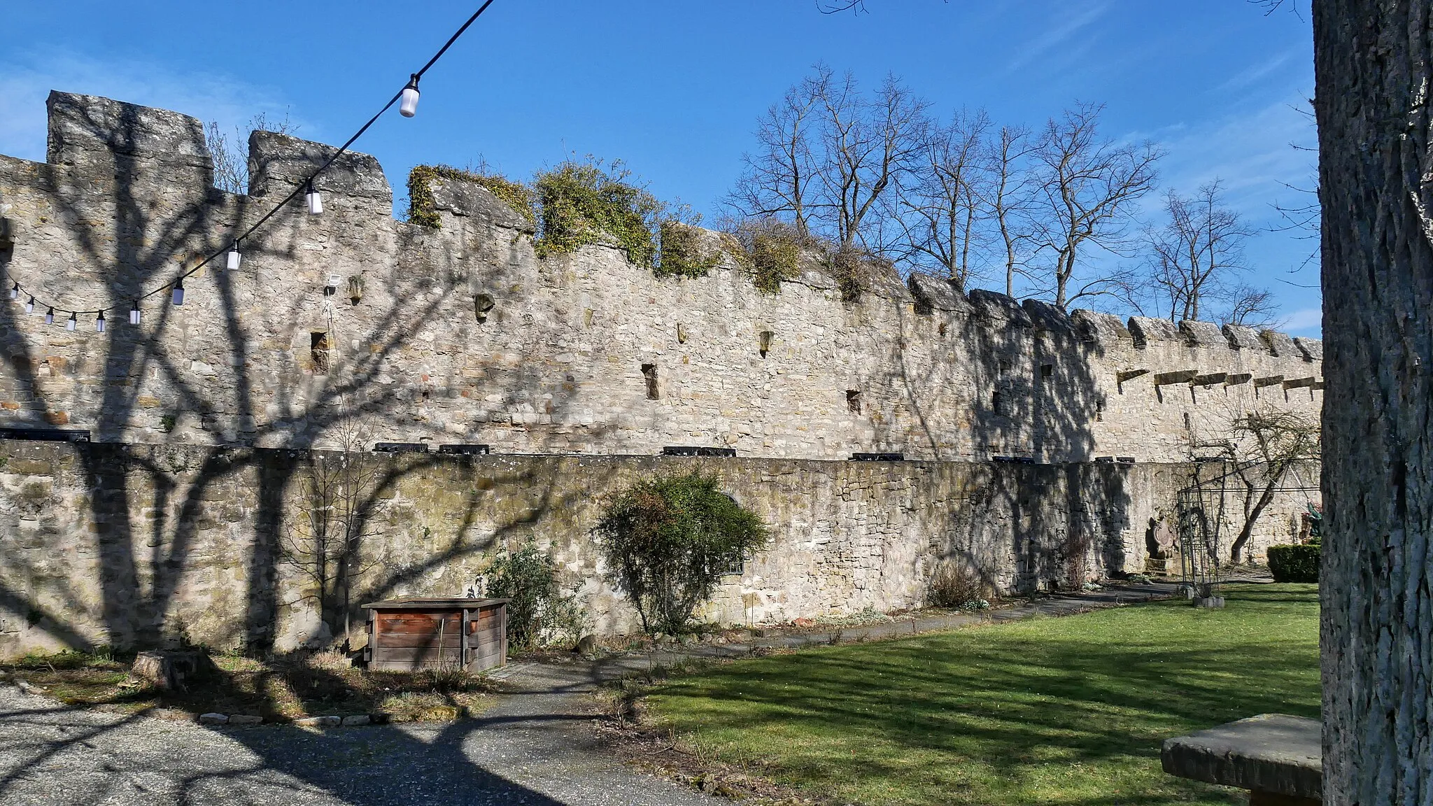 Photo showing: Mauer im Schlosspark in der Burg Creuzburg