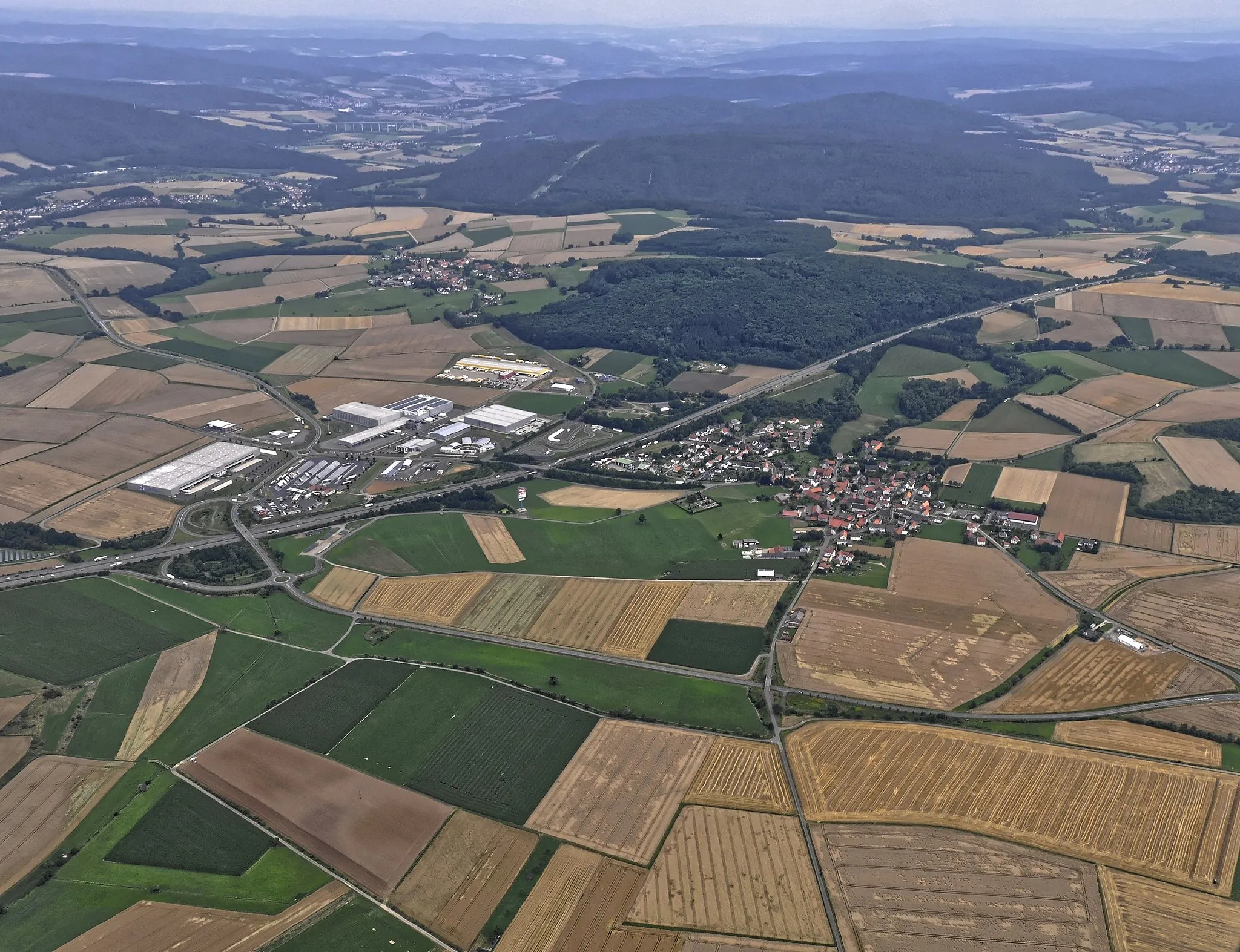 Photo showing: Bilder vom Flug Nordholz-Hammelburg 2015: Ostheim, Ortsteil der Gemeinde Malsfeld im Schwalm-Eder-Kreis, Nordhessen. Links im Hintergrund ist die Fuldatalbrücke Morschen zu erkennen, ein 1450 m langes zweigleisiges Eisenbahnüberführungsbauwerk der Schnellfahrstrecke Hannover–Würzburg.