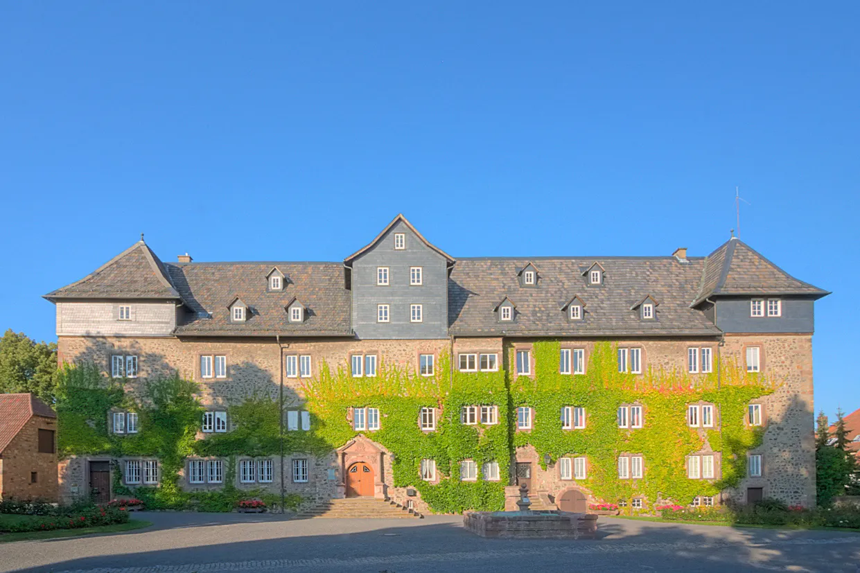 Photo showing: Die Anfänge des Lauterbacher Schlosses gehen auf das Jahr 1266 zurück. In der Urkunde über die Erhebung Lauterbachs zur Stadt wird ein „propugnaculum vel turrim“, ein „Bollwerk“ oder „Befestigungsturm“ erwähnt. Die Burg mit ihren Mauern und umgebenden Gebäuden verstärken die westliche Flanke der Stadtbefestigung. In der Burg befindet sich heute die Verwaltung der Freiherren Riedesel zu Eisenbach und das riedeselsche Archiv.