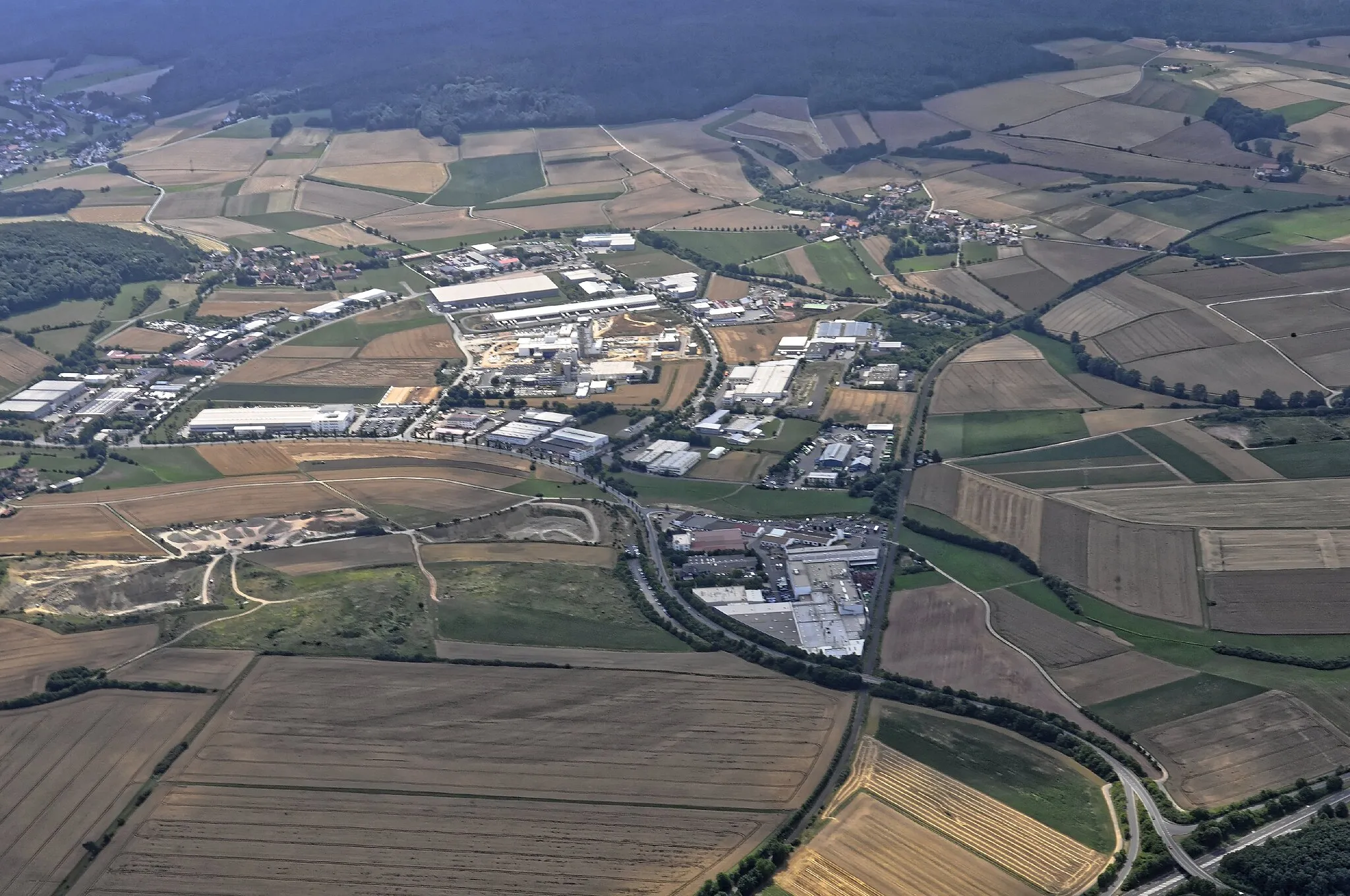 Photo showing: Bilder vom Flug Nordholz-Hammelburg 2015: Fulda, der Industriepark Fulda-West zwischen Rodges, Besges (links am Waldrand) und Malkes (rechts oben). Am Bildrand oben links Oberrode.