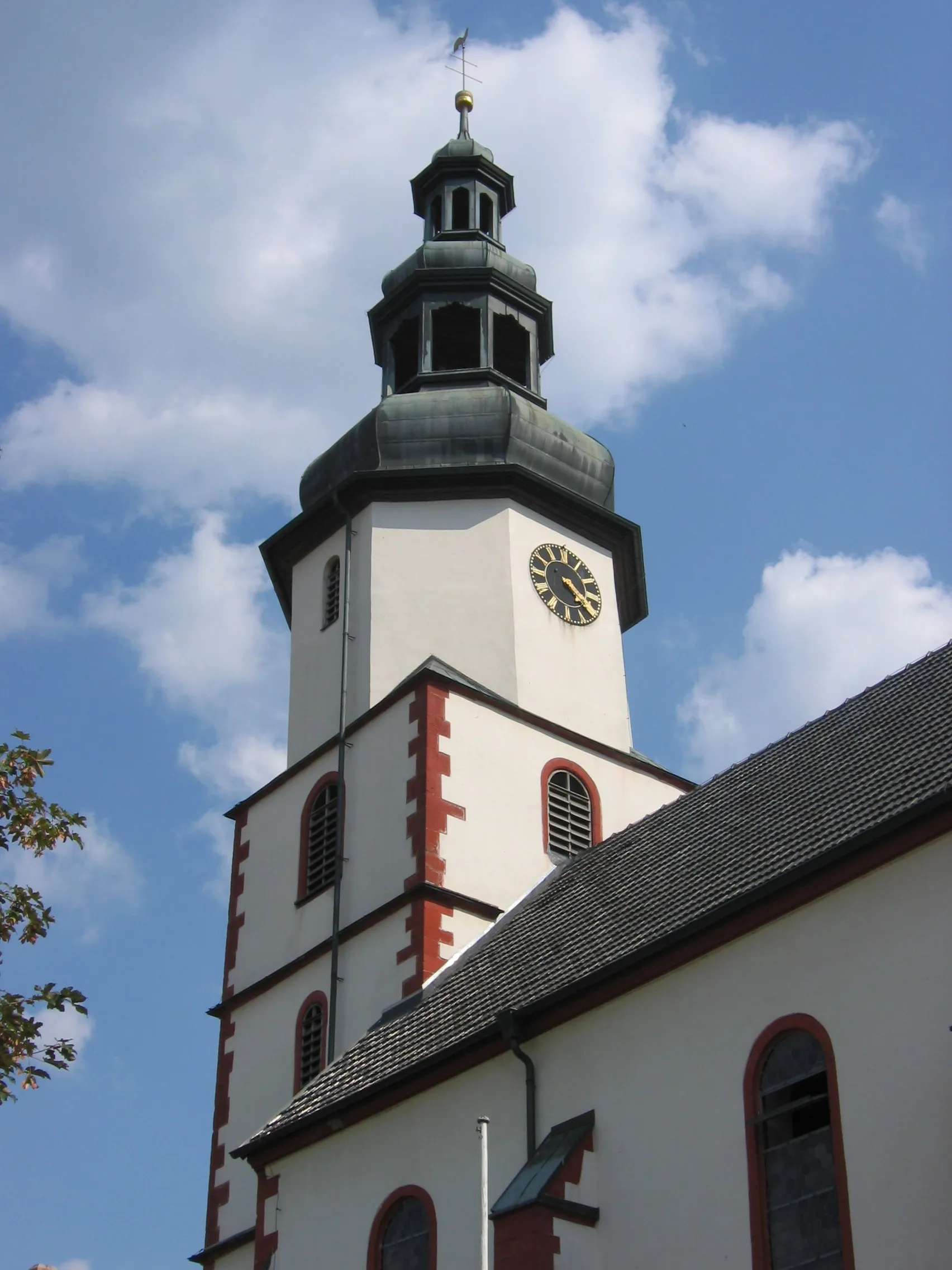Photo showing: Glockenturm der katholischen Pfarrkirche St. Vitus in Bad Salzschlirf.
