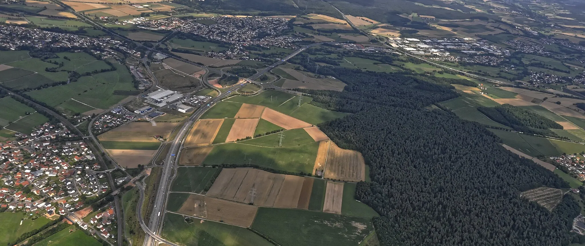 Photo showing: Bilder vom Flug Nordholz-Hammelburg 2015: Das Autobahn-Kleeblatt Fulda-Süd (Anschlussstelle 53) an der Bundesautobahn A 66;

Vorn links Kerzell; am oberen Bildrank links Eichenzell, rechts das Industriegebiet Welkers; am linken Bildrand oben Löschenrod.