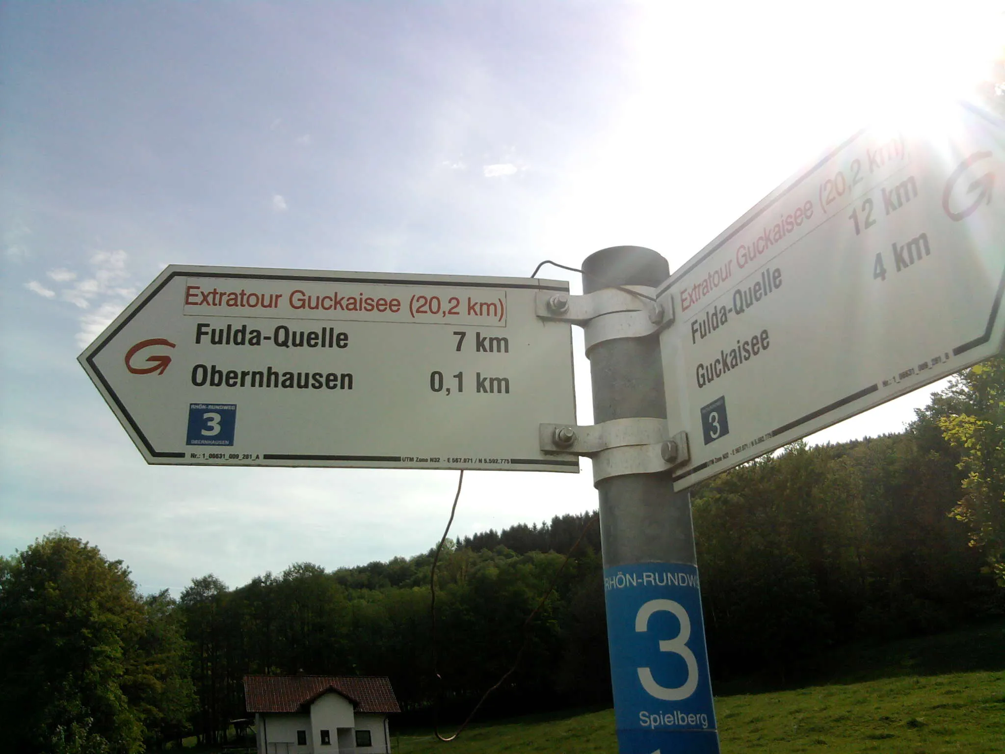 Photo showing: Wanderwegweiser:
Obernhausen 0,1 km; 
Guckai-See 4,0 km;

Fulda-Quelle 7,0 km;