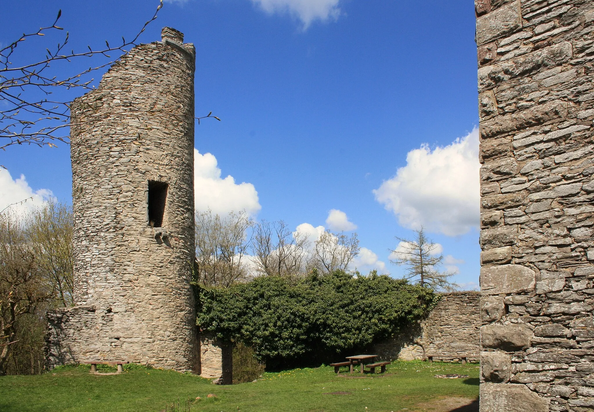 Photo showing: Burghof, Blick vom Südturm zum Nordturm

LSG 2631001 Hessische Rhön