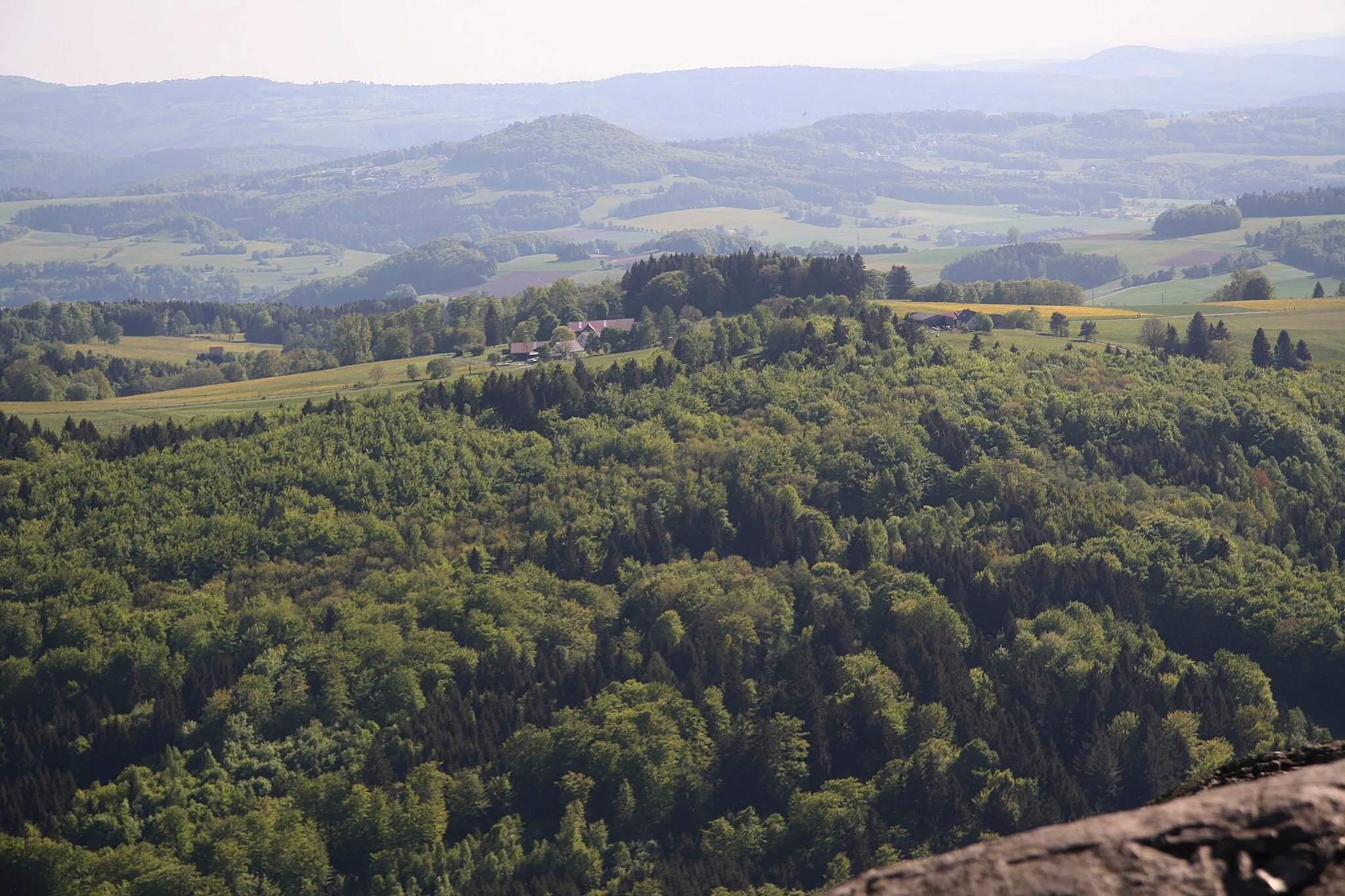 Photo showing: Blick von der Milseburg etwa südsüdwestwärts zur Ebersburg, davor Eselsbrunn. Im Hintergrund Teile des Dammersfeldrückens, Hohe Kammer und Große Haube