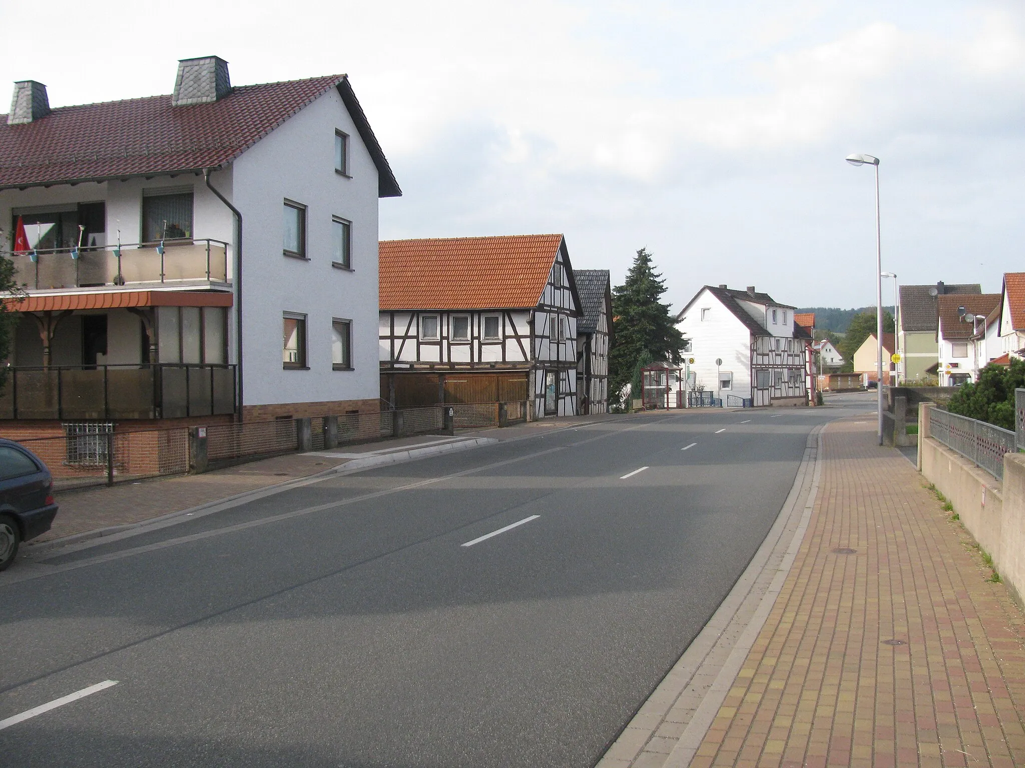 Photo showing: die Bushaltestelle Ortsmitte in der Hauptstraße in Kirchheim (Hessen) für die Fahrtrichtung Bad Hersfeld