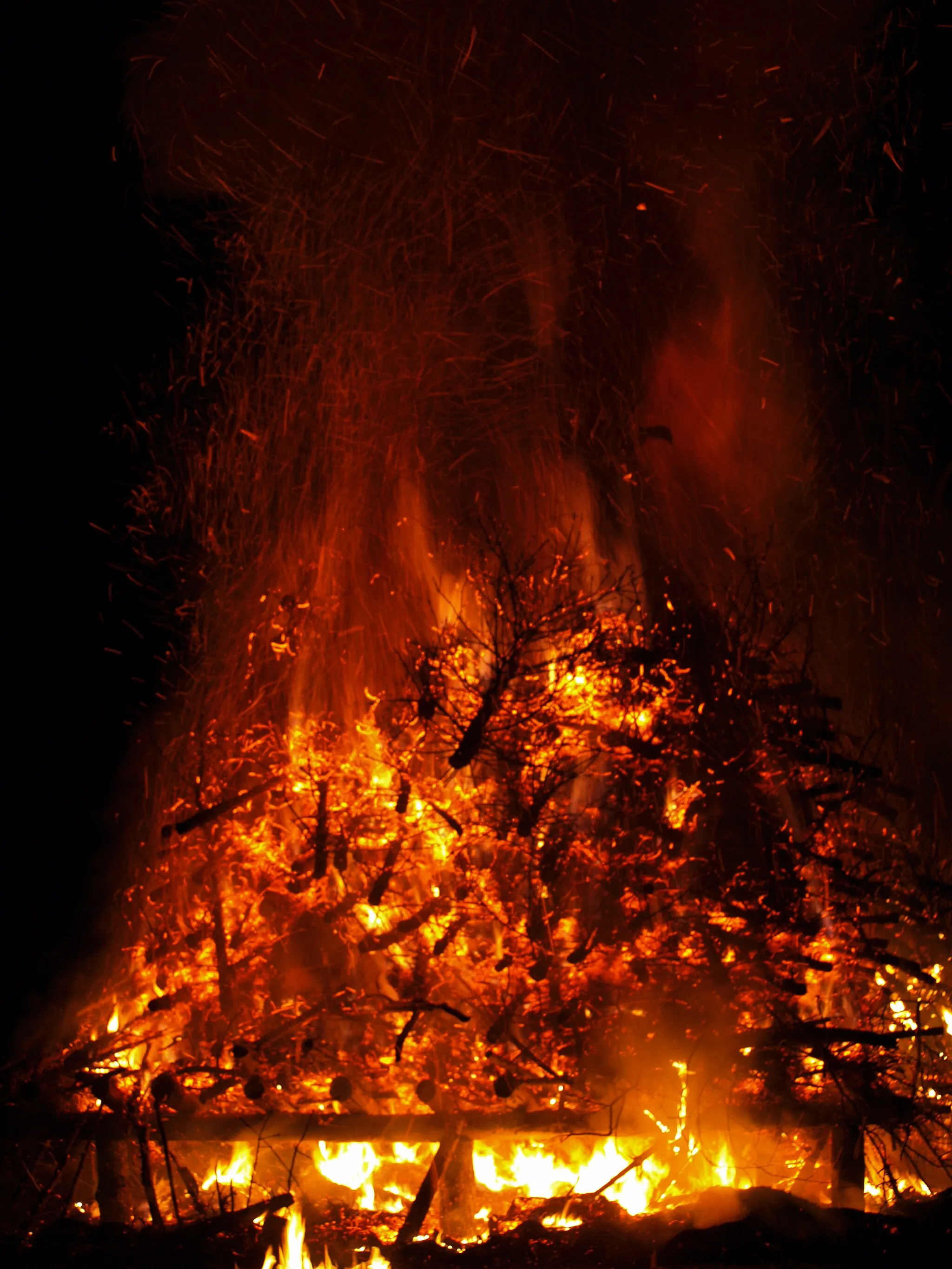 Photo showing: Hutzelfeuer in Silges im Jahr 2008