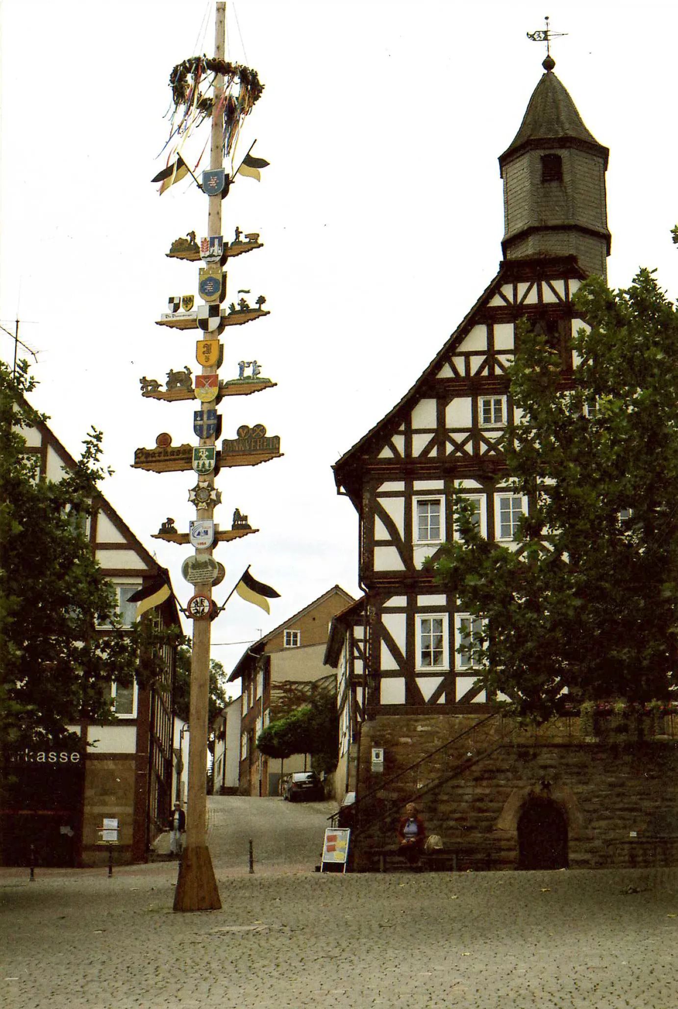 Photo showing: Townhall and maypole at Sontra, Hesse, Germany