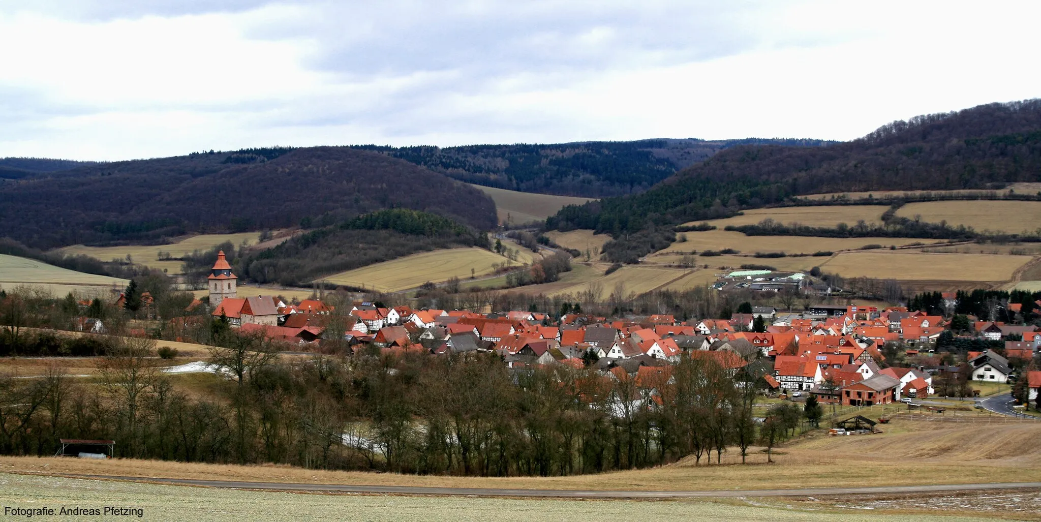 Photo showing: Blick auf das winterliche Röhrda, aufgenommen von der Landstraße Richtung Grandenborn, Fotografie: Andreas Pfetzing (ein Auszug (Wohnturm+Kirche) ist hier: File:Rhörda-Burg-wohnturm.PNG)