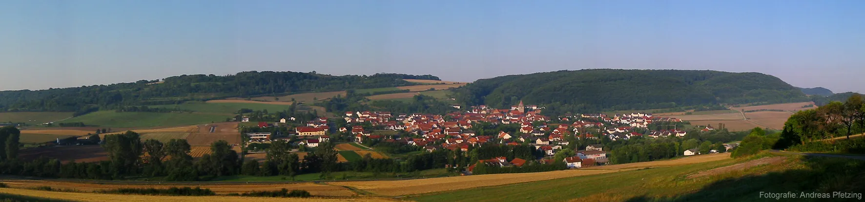 Photo showing: Sonnenaufgang im Netratal, 37296 Ringgau, Hessen. Aufnahme zeigt Röhrda, aufgenommen vom Brückenberg. Jahr der Aufnahme 2003, Erstveröffentlichung 22.11.2009, Fotografie: Andreas Pfetzing