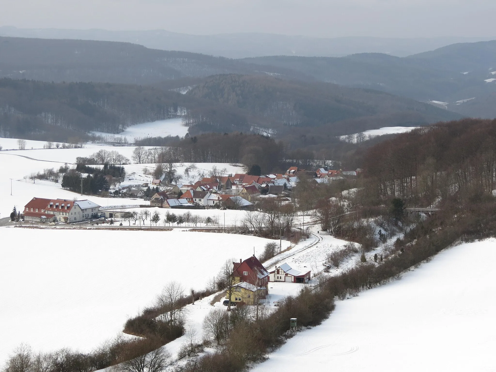 Photo showing: Blick von den Dieteröder Klippen auf Dieterode und Dieterode Bahnhof.