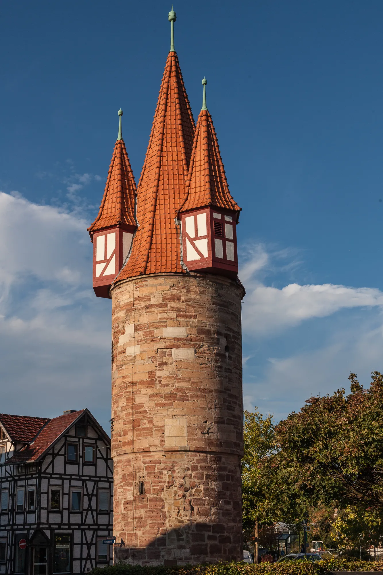 Photo showing: Dünzerbacher Torturm in Eschwege. This is one of the last remainings of the city's former fortification. The current version of this tower dates from the 17th century and was also used as a prison.