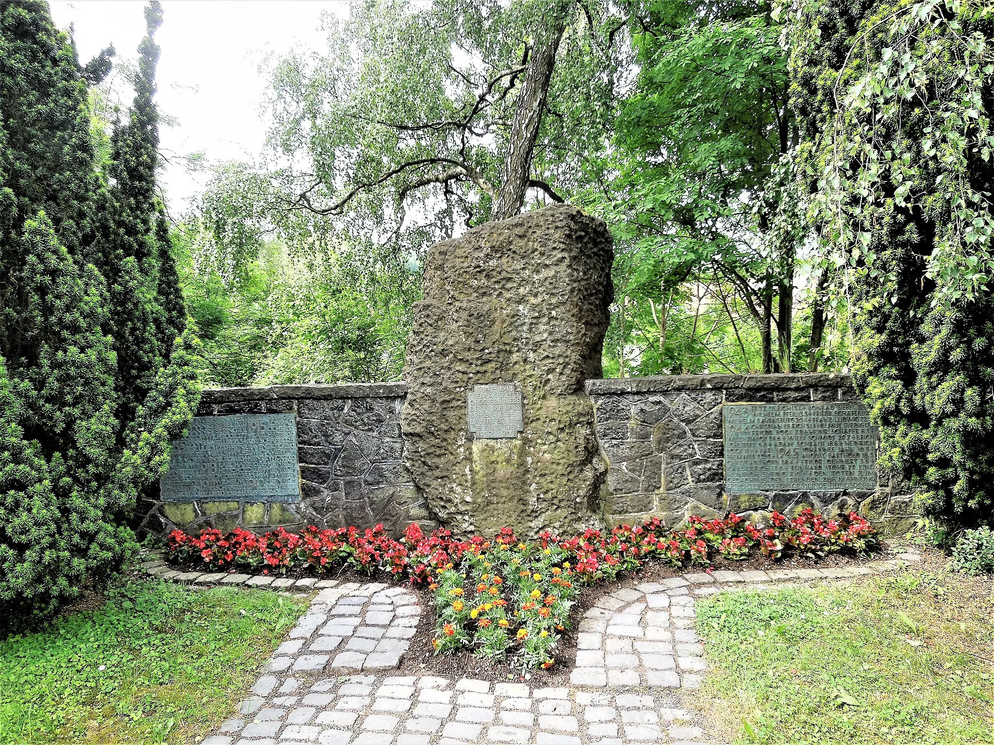 Photo showing: Hundsdorf: Gefallenendenkmal bei der Kirche