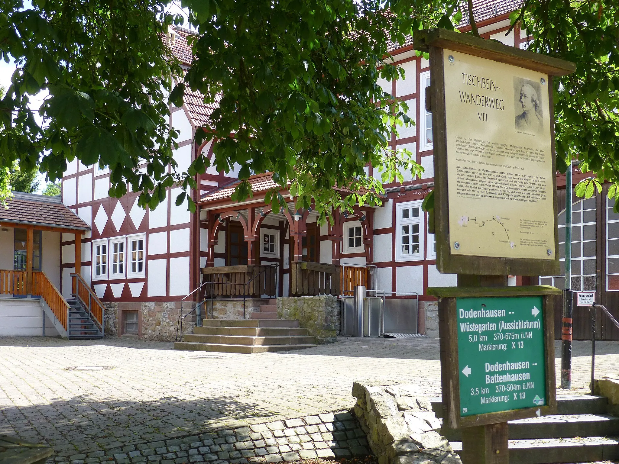 Photo showing: An der Alten Schule in Dodenhausen; Informationsschild Nr. 8 des Tischbein Wanderwegs und Hinweisschild des Studentenpfads