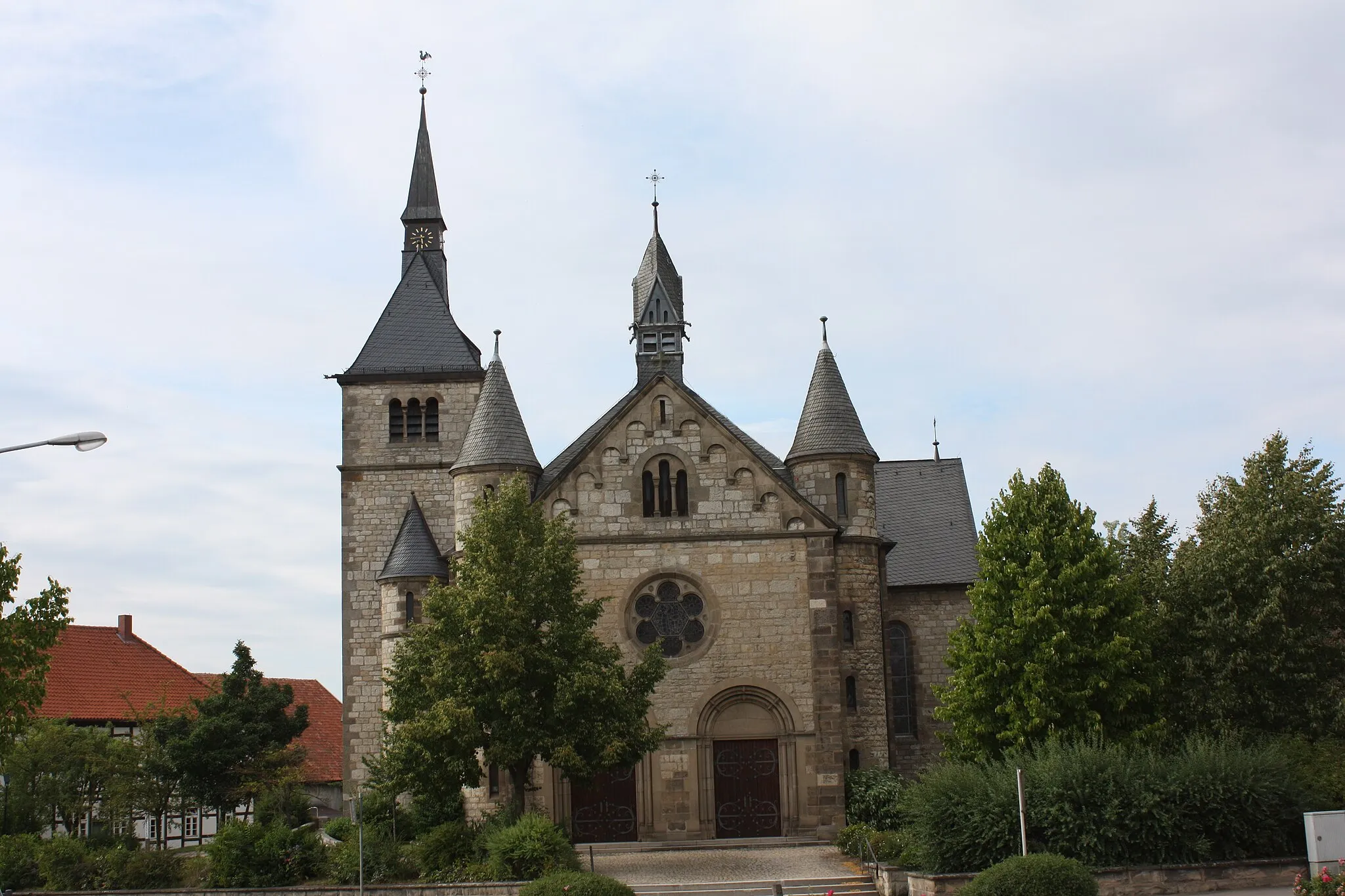 Photo showing: katholische St. Johannes Enth.-Kirche in Warburg-Ossendorf