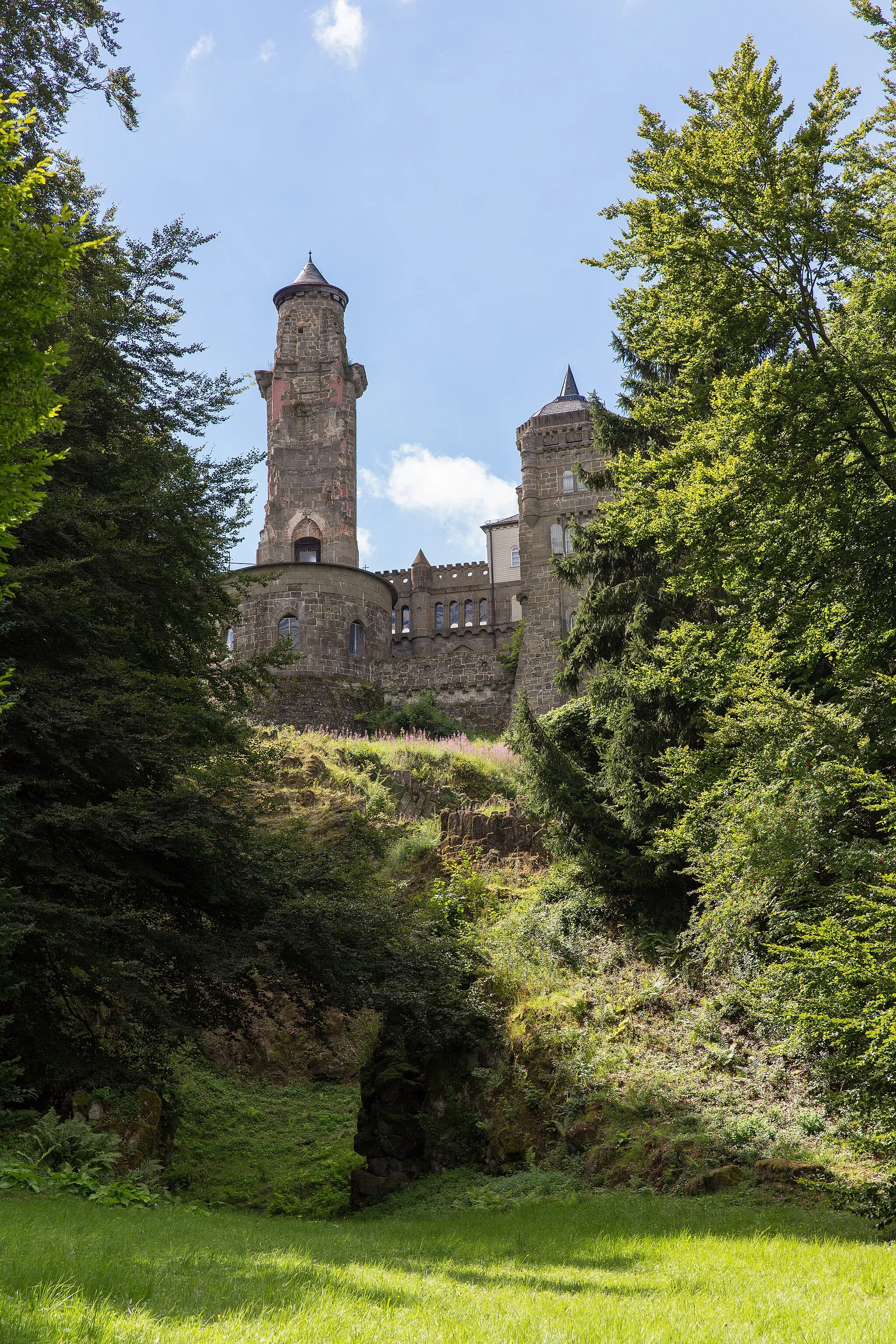 Photo showing: Löwenburg in Bergpark Wilhelmshöhe near Kassel. Seen from east side.