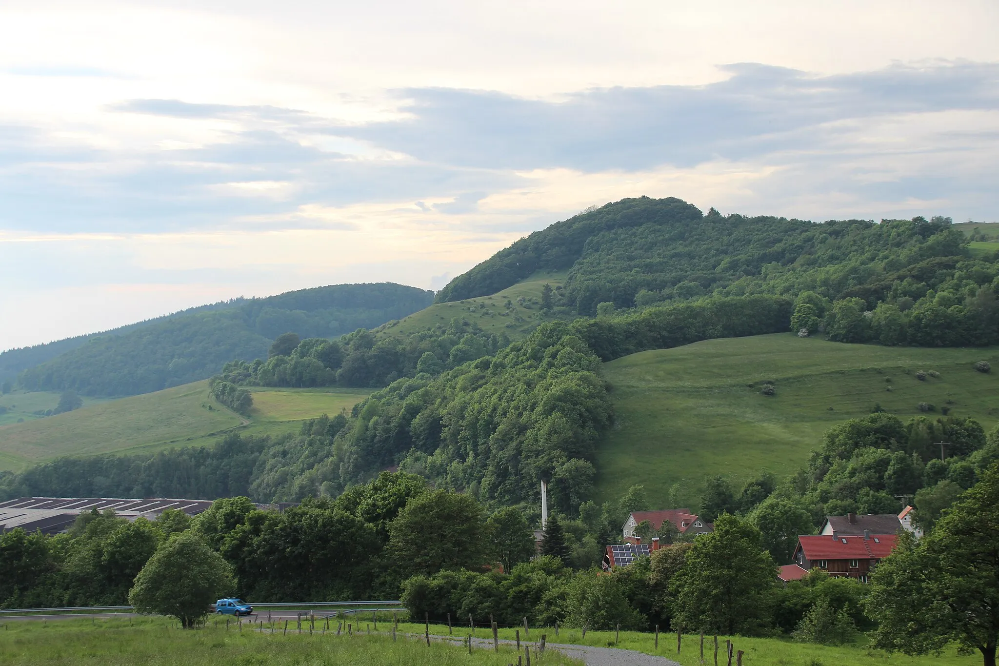 Photo showing: Blick über Häuser von Abstroda und Teile des Palettenwerks Krenzer nordwestwärts zur Weiherkuppe