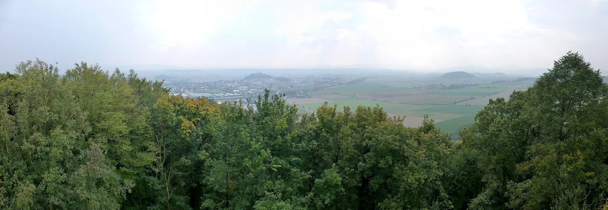 Photo showing: Panoramafoto von der Aussichtsplattform der 4. Ebene in Richtung Gudensberg; hinter dem Ort der Schlossberg mit der Obernburg