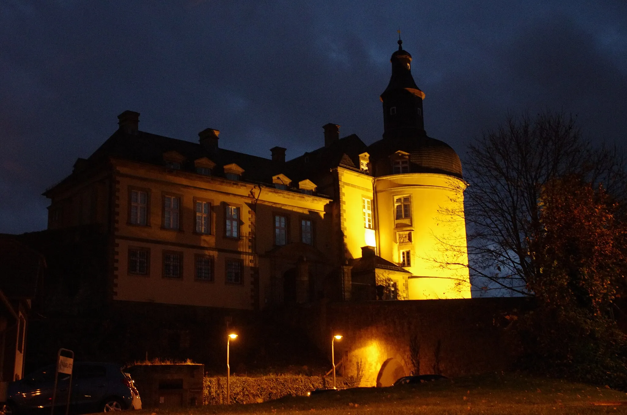 Photo showing: Bad Wildungen Ortsteil Altwildungen in Hessen. Das Schloss Friedrichstein abends, links im Turm befindet sich der Eingang.