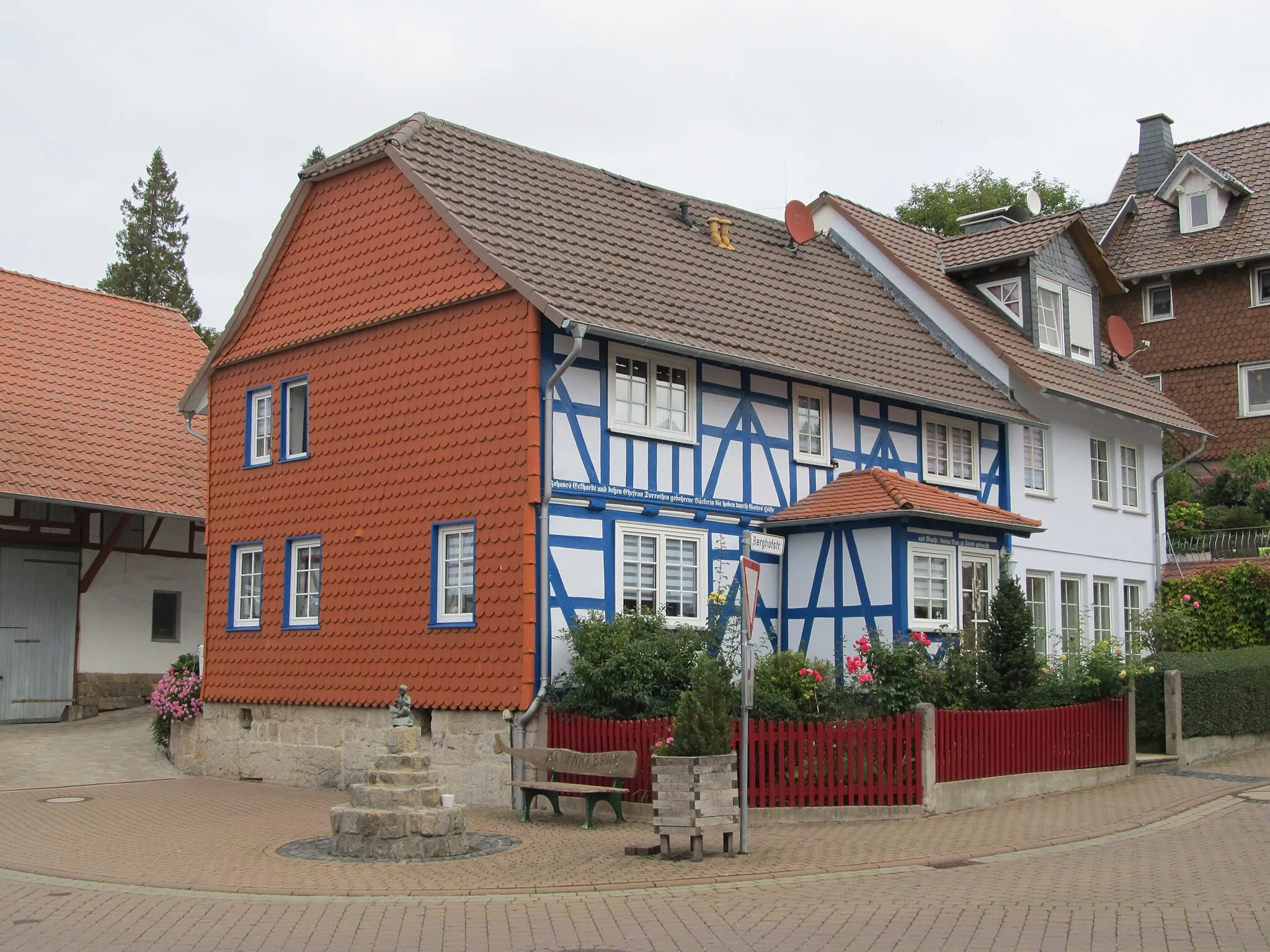 Photo showing: das Haus Berghofstraße 1 in Orferode (auf einer älteren Karte ist der linke hintere Teil des Gebäudes als Hauptstraße 1 ausgewiesen)