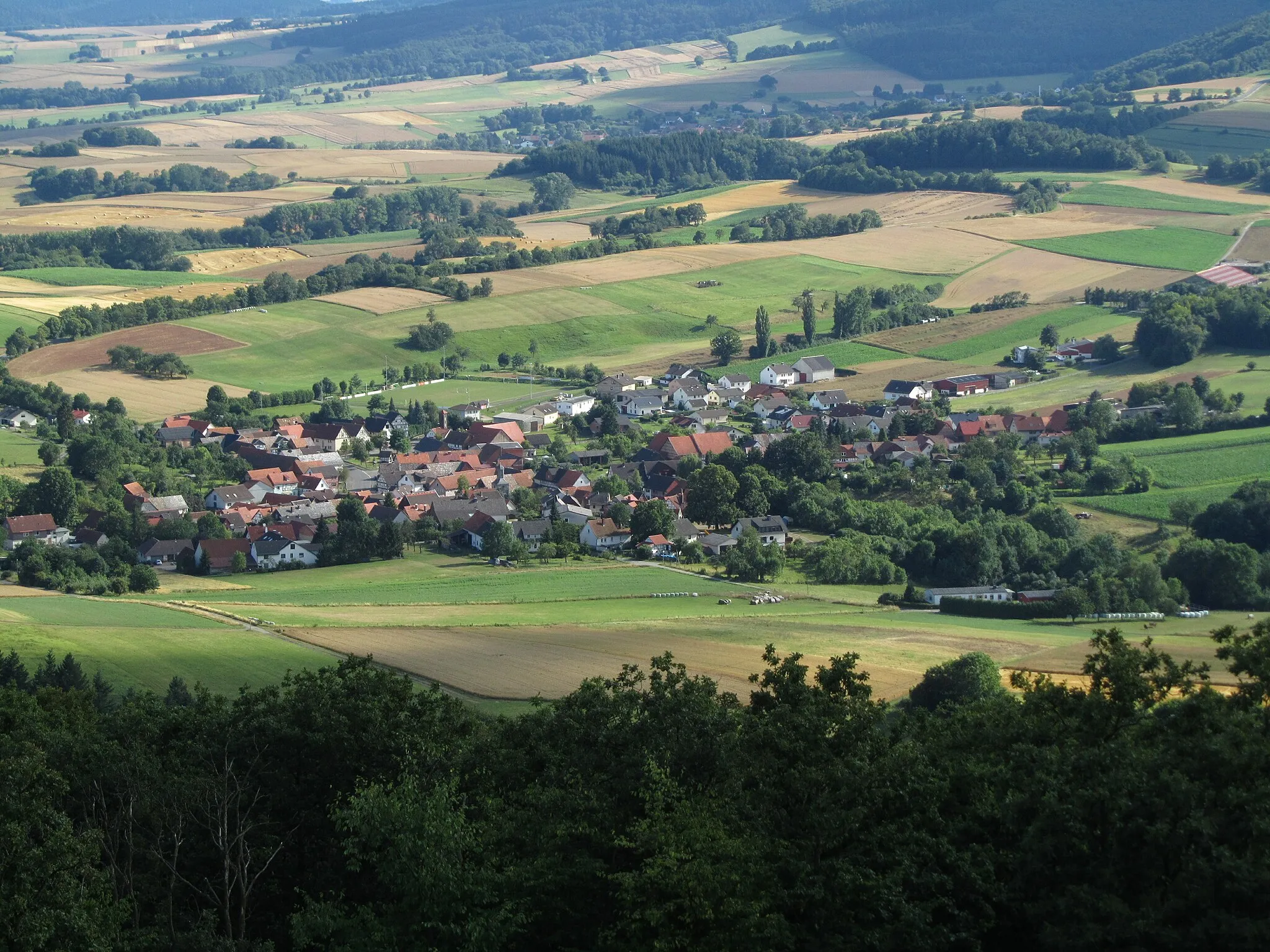 Photo showing: Blick vom Aussichtsturm auf dem Roßkopf nach Kammerbach, einem Ortsteil von Bad Sooden-Allendorf im Werra-Meißner-Kreis