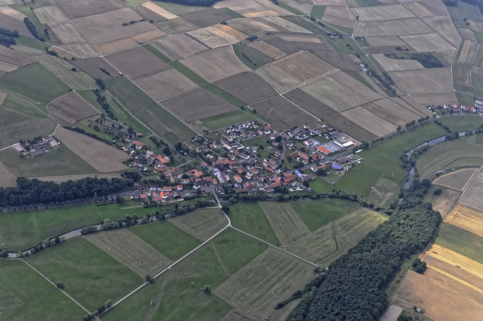 Photo showing: Bilder vom Flug Nordholz-Hammelburg 2015: Hartershausen. Im Vordergrund verläuft von links nach rechts die Fulda.
